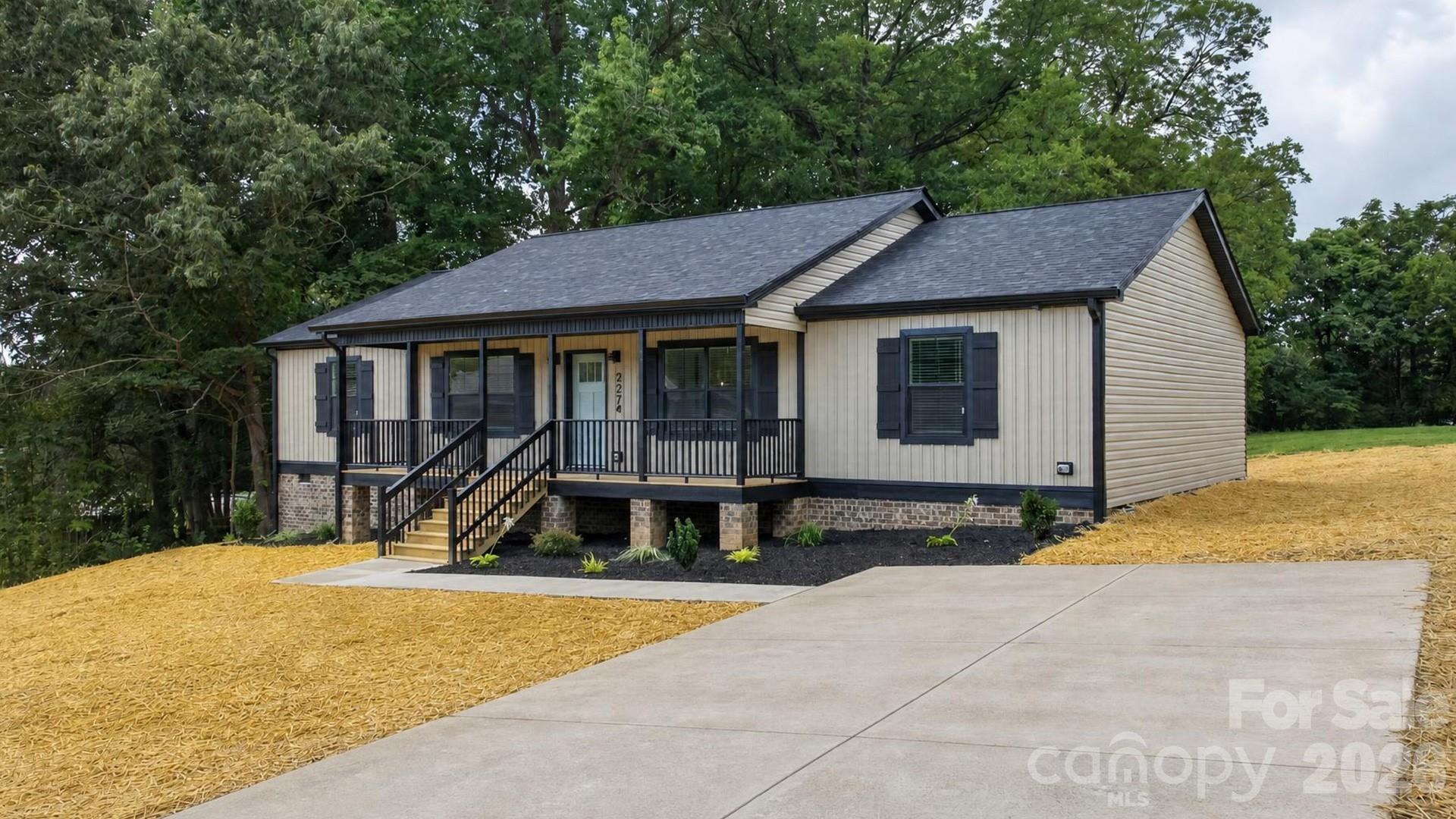Single Family Residence at 2274 Darwick Road, Winston Salem, photo 2 of 41