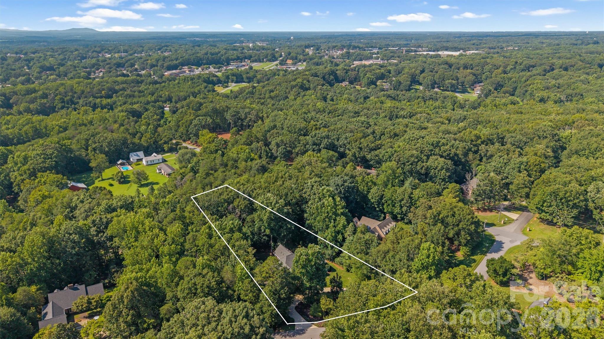 Nestled in the trees and very private - 675 Heather Drive, Lincolnton