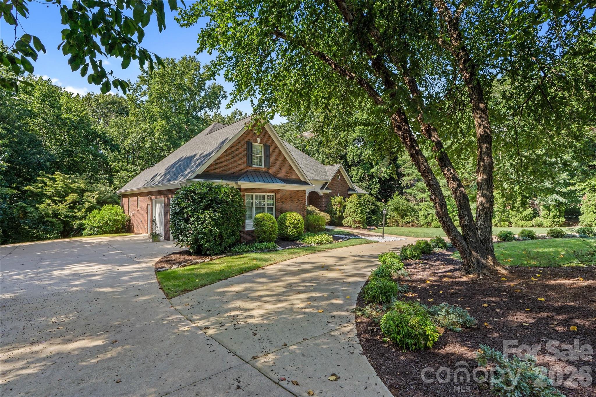 Plenty of parking and a circular driveway - 675 Heather Drive, Lincolnton