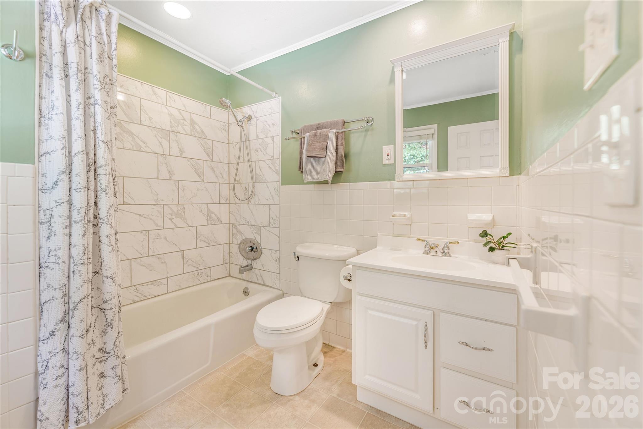 Hall Bathroom - 102 Boyd Drive, Flat Rock