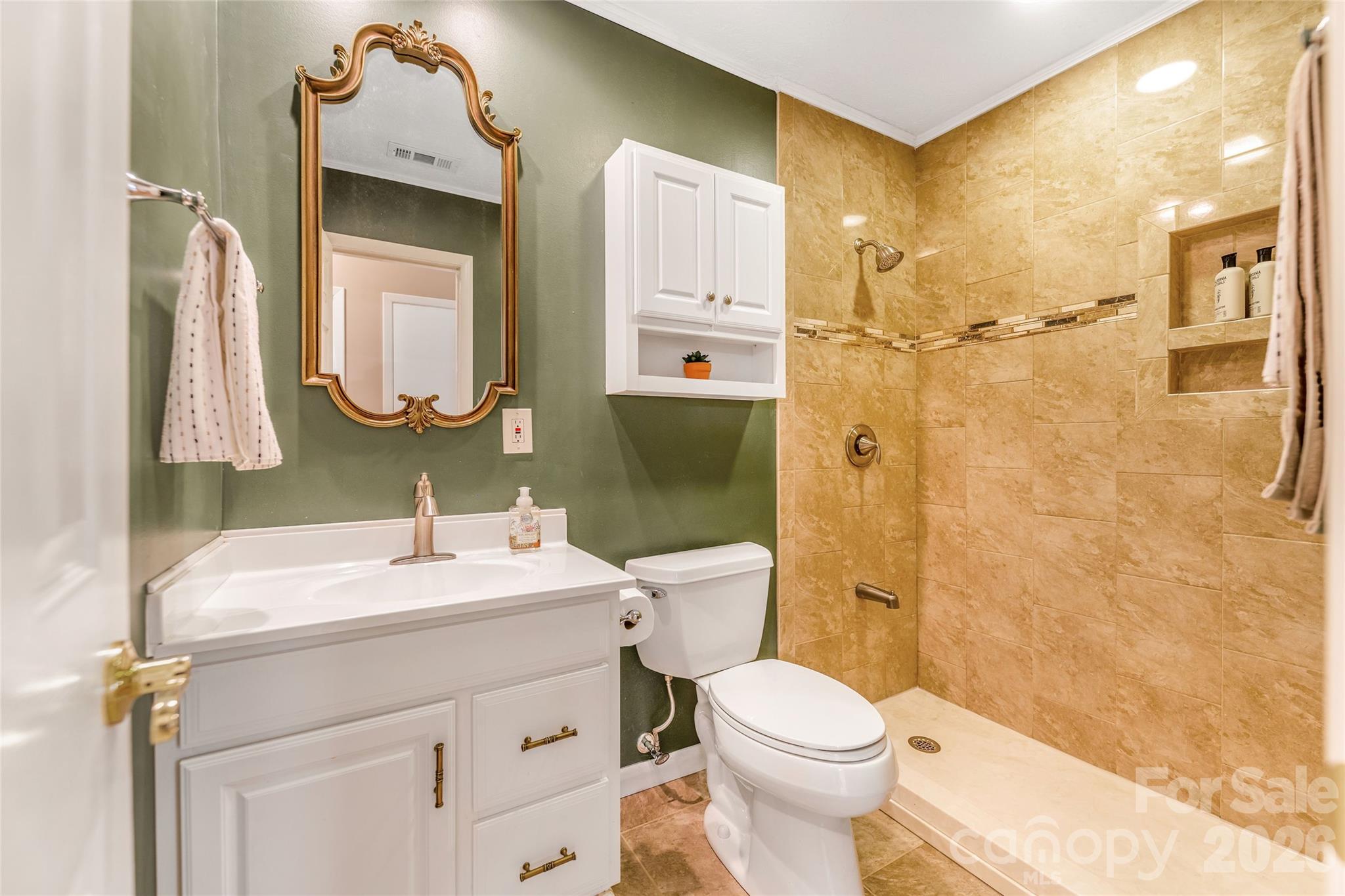 Hall Bathroom - 102 Boyd Drive, Flat Rock