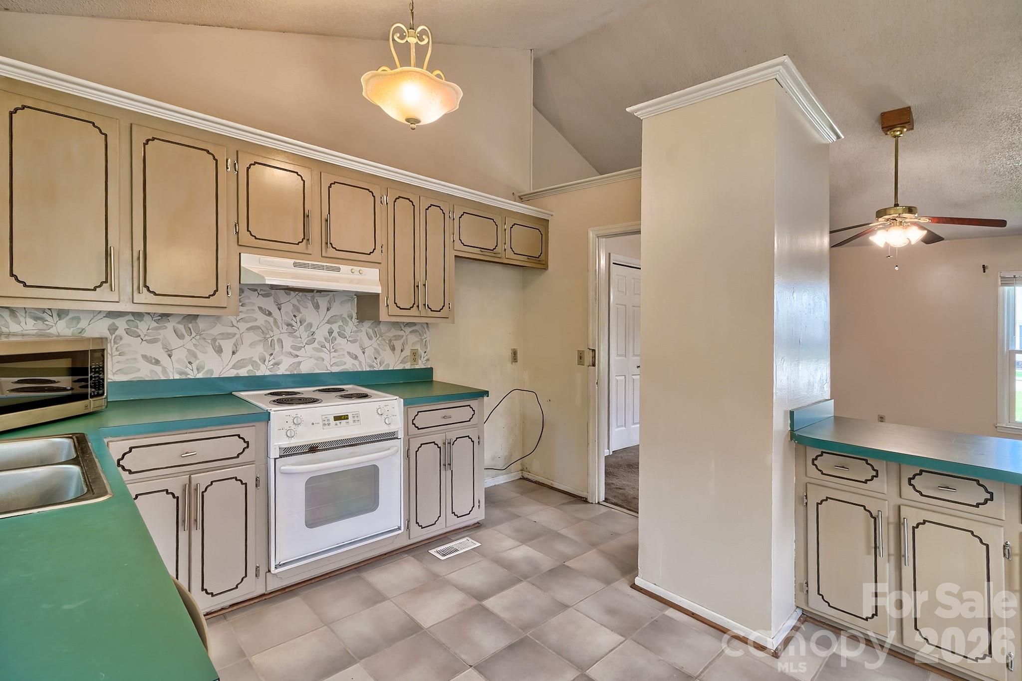 Single Family Residence at 131 Santa Barbara Court, West Columbia, photo 10 of 31