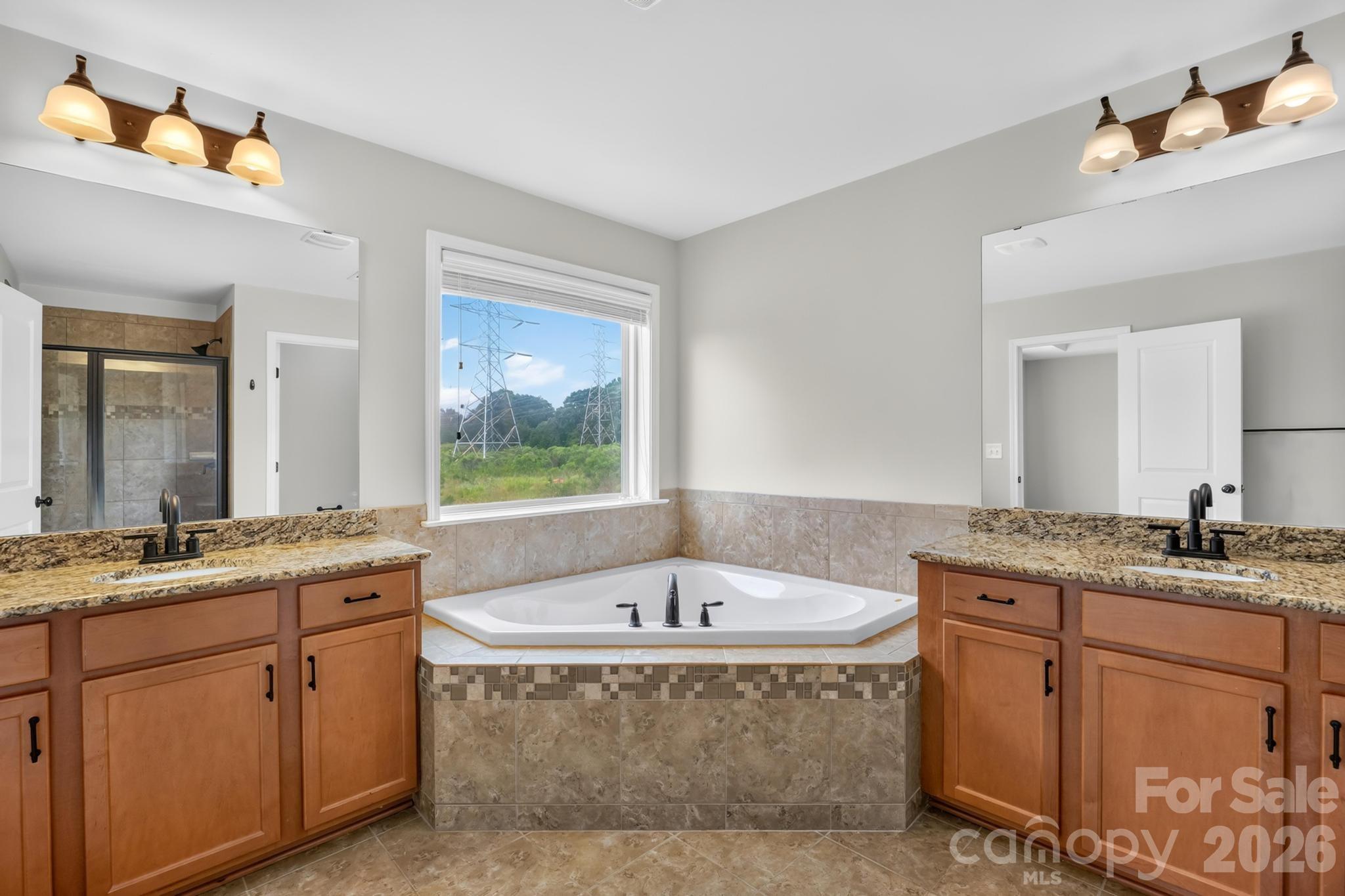 Primary bath with dual sinks - 1004 Hawker Road, Matthews
