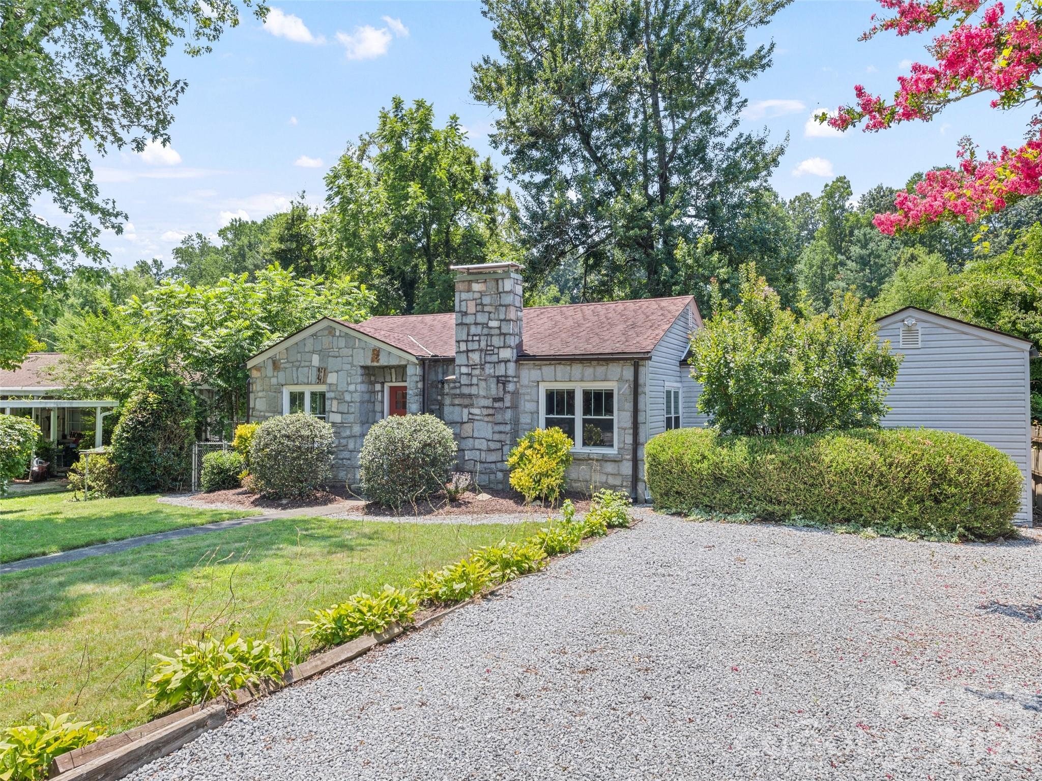 Single Family Residence at 1909 Arlington Place, Hendersonville, photo 2 of 28