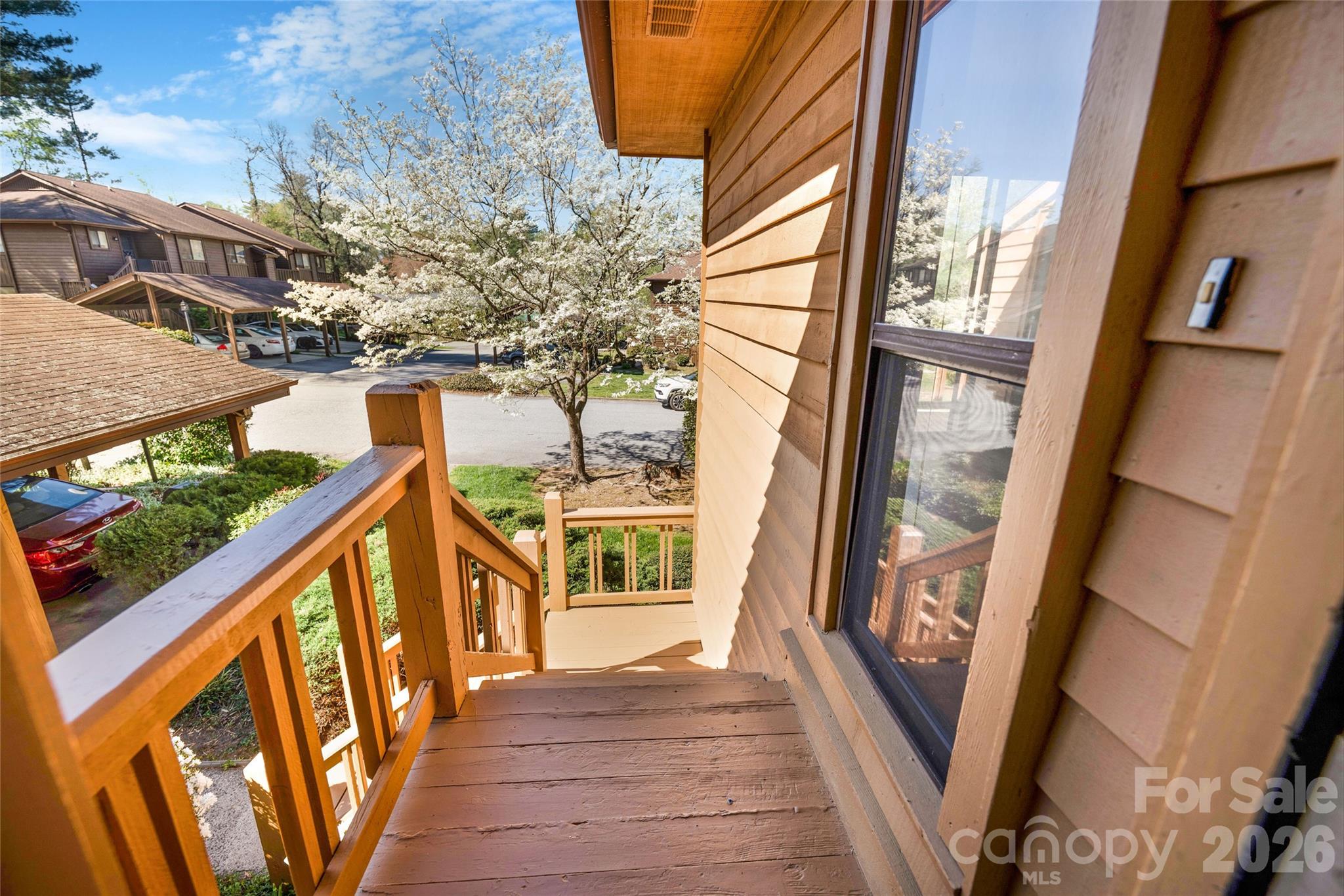 Condominium at 521 Courtwood Lane, Hendersonville, photo 2 of 15