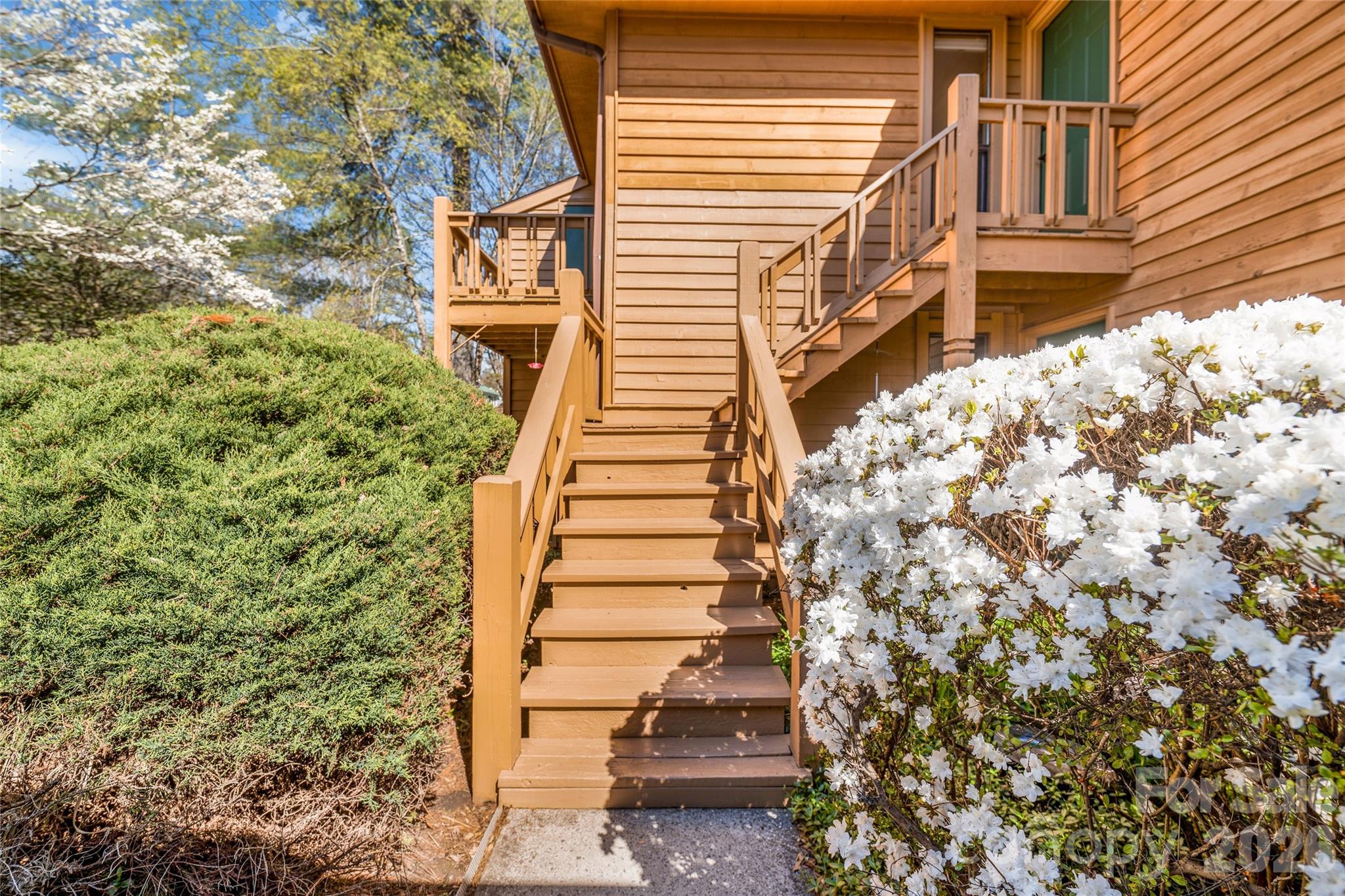Condominium at 521 Courtwood Lane, Hendersonville, photo 4 of 15