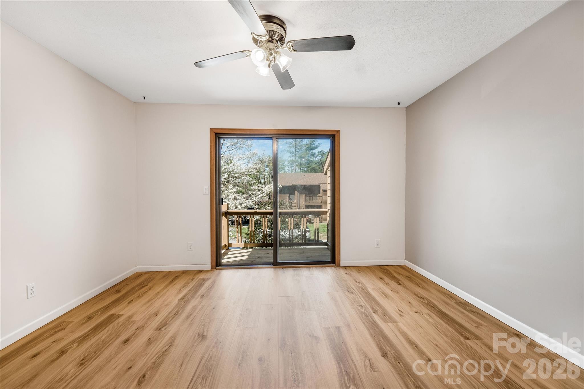 Condominium at 521 Courtwood Lane, Hendersonville, photo 6 of 15