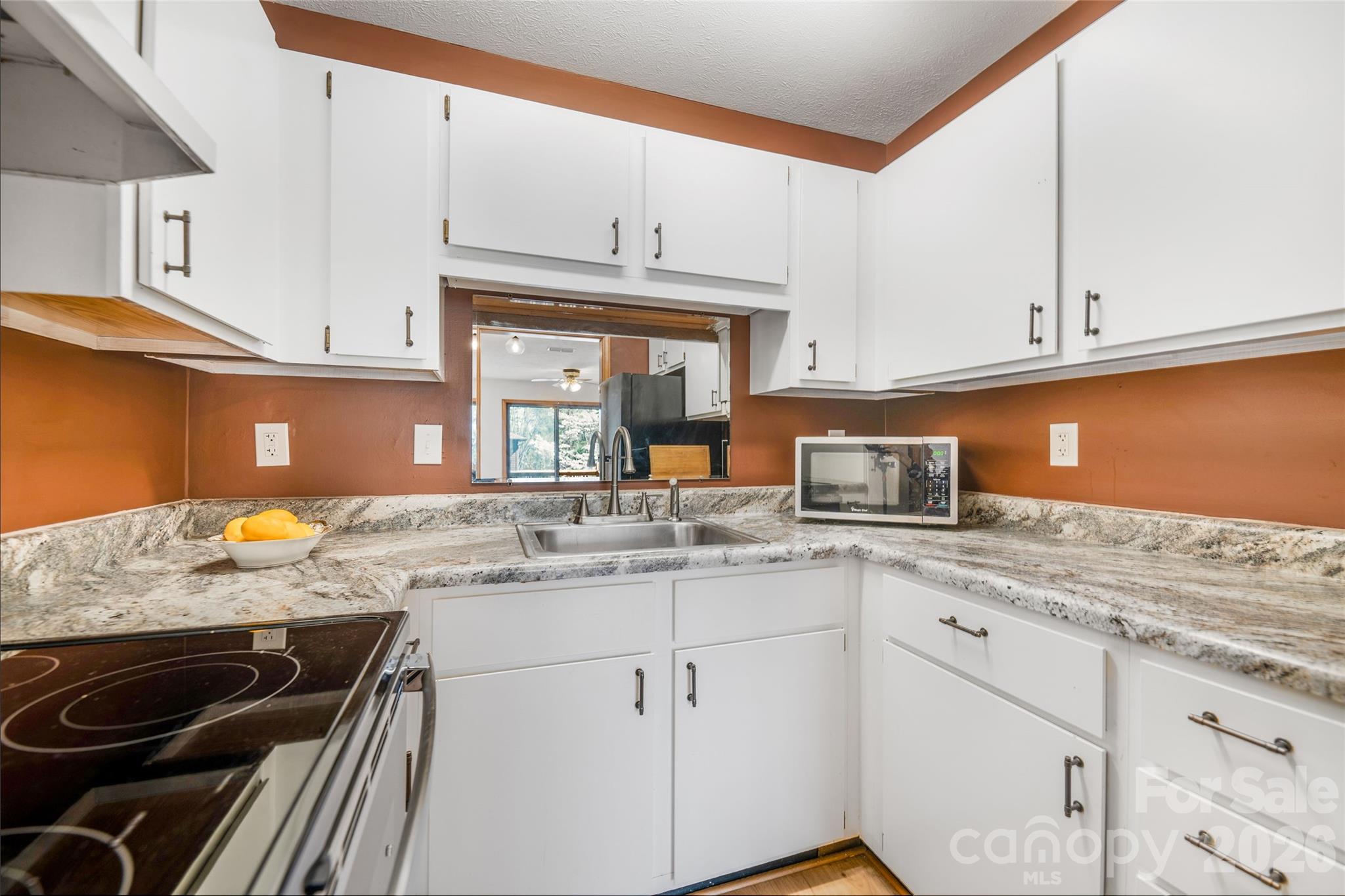 Condominium at 521 Courtwood Lane, Hendersonville, photo 8 of 15
