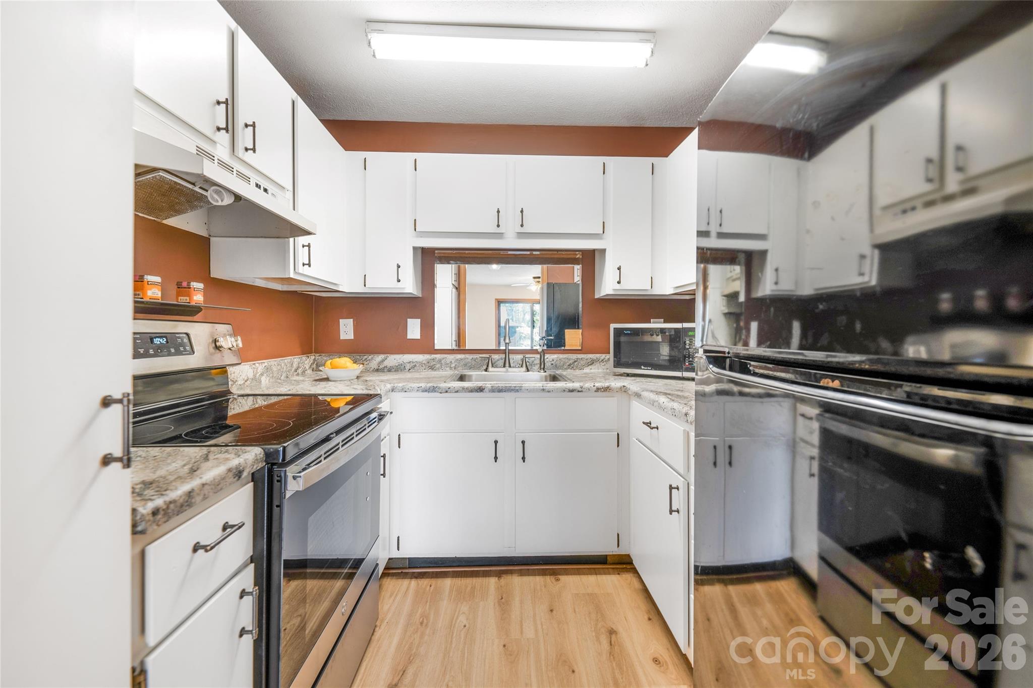 Condominium at 521 Courtwood Lane, Hendersonville, photo 9 of 15