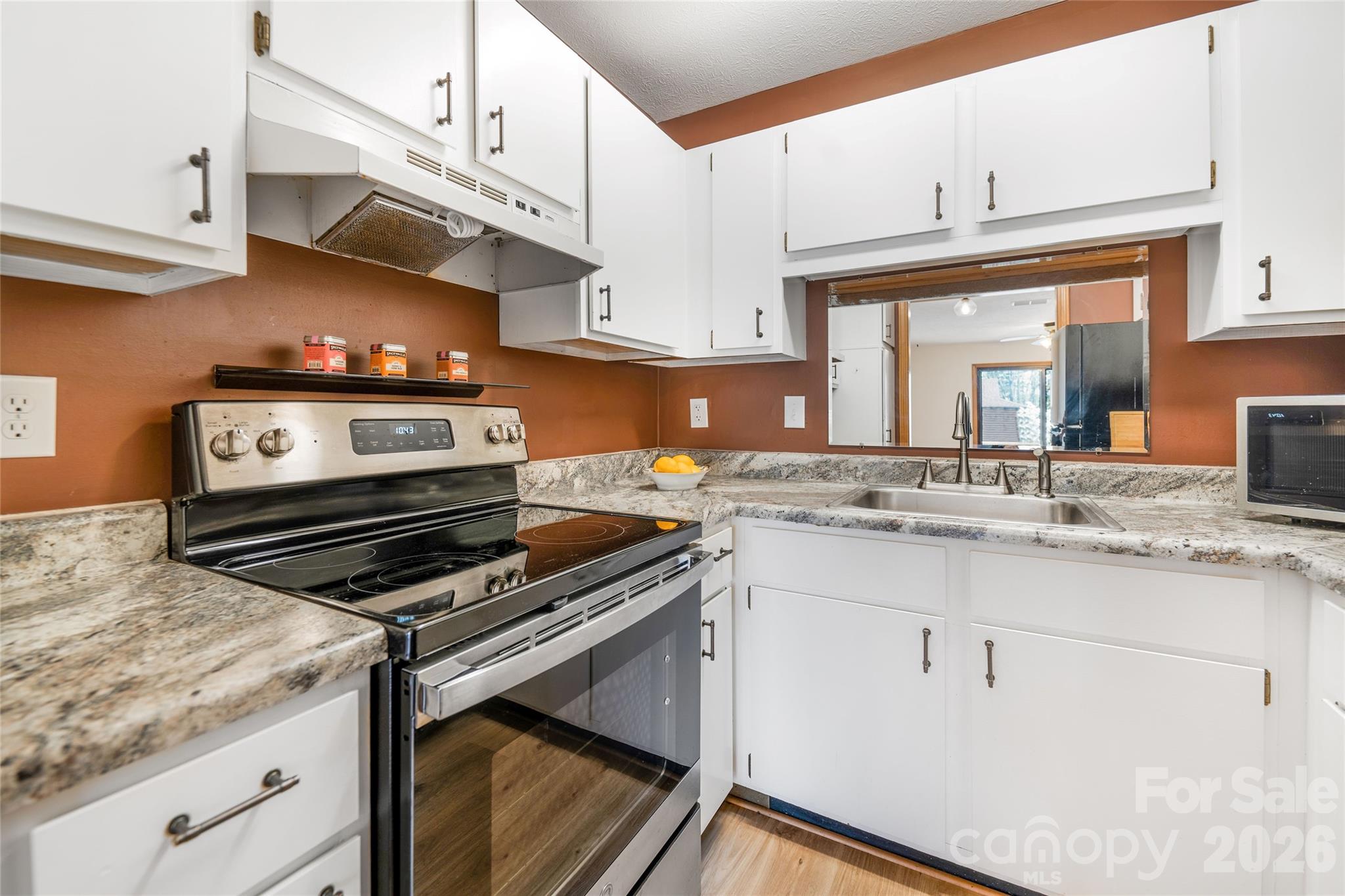 Condominium at 521 Courtwood Lane, Hendersonville, photo 10 of 15