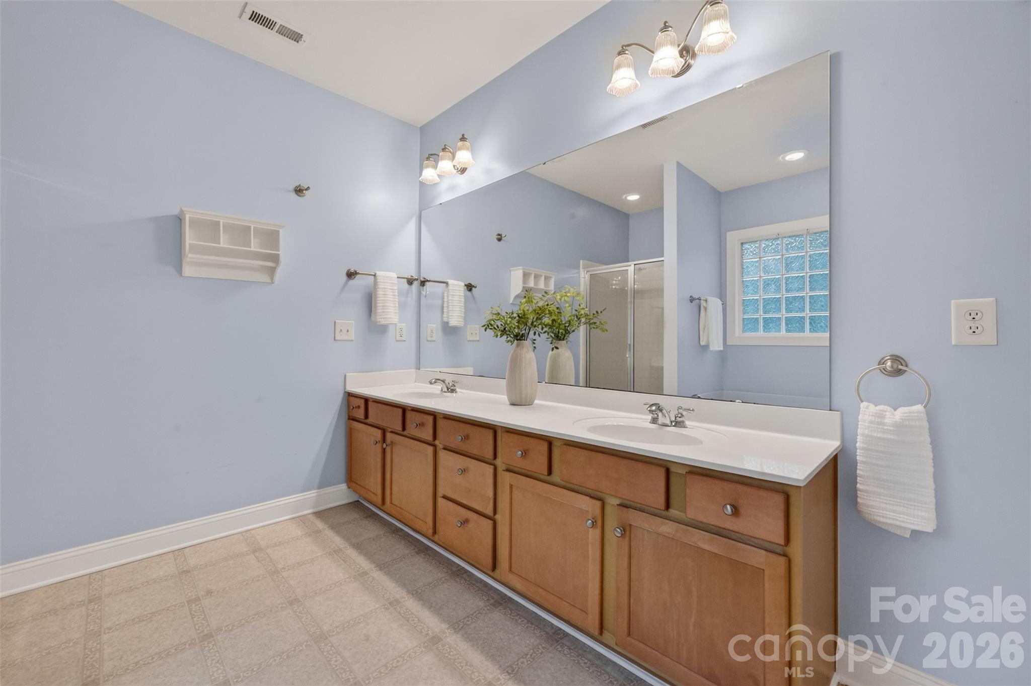 Dual Vanities - 15829 Trenton Place Road, Huntersville