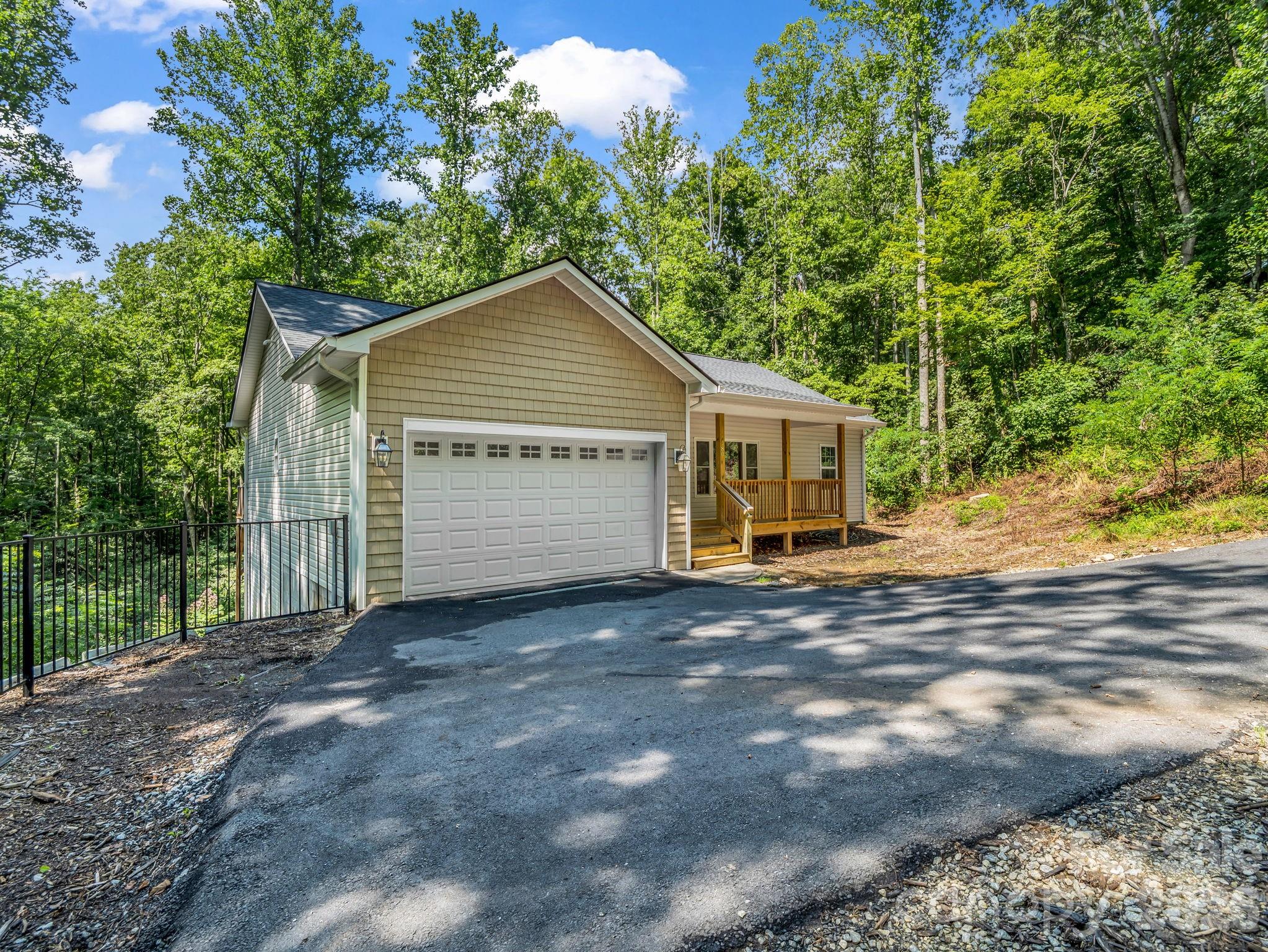 Single Family Residence at 180 Ridgeview Drive, Hendersonville, photo 5 of 40