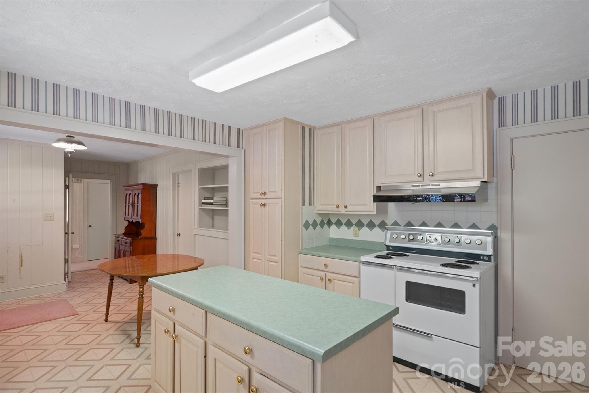 Single Family Residence at 17 E Murray Street, Maiden, photo 9 of 33