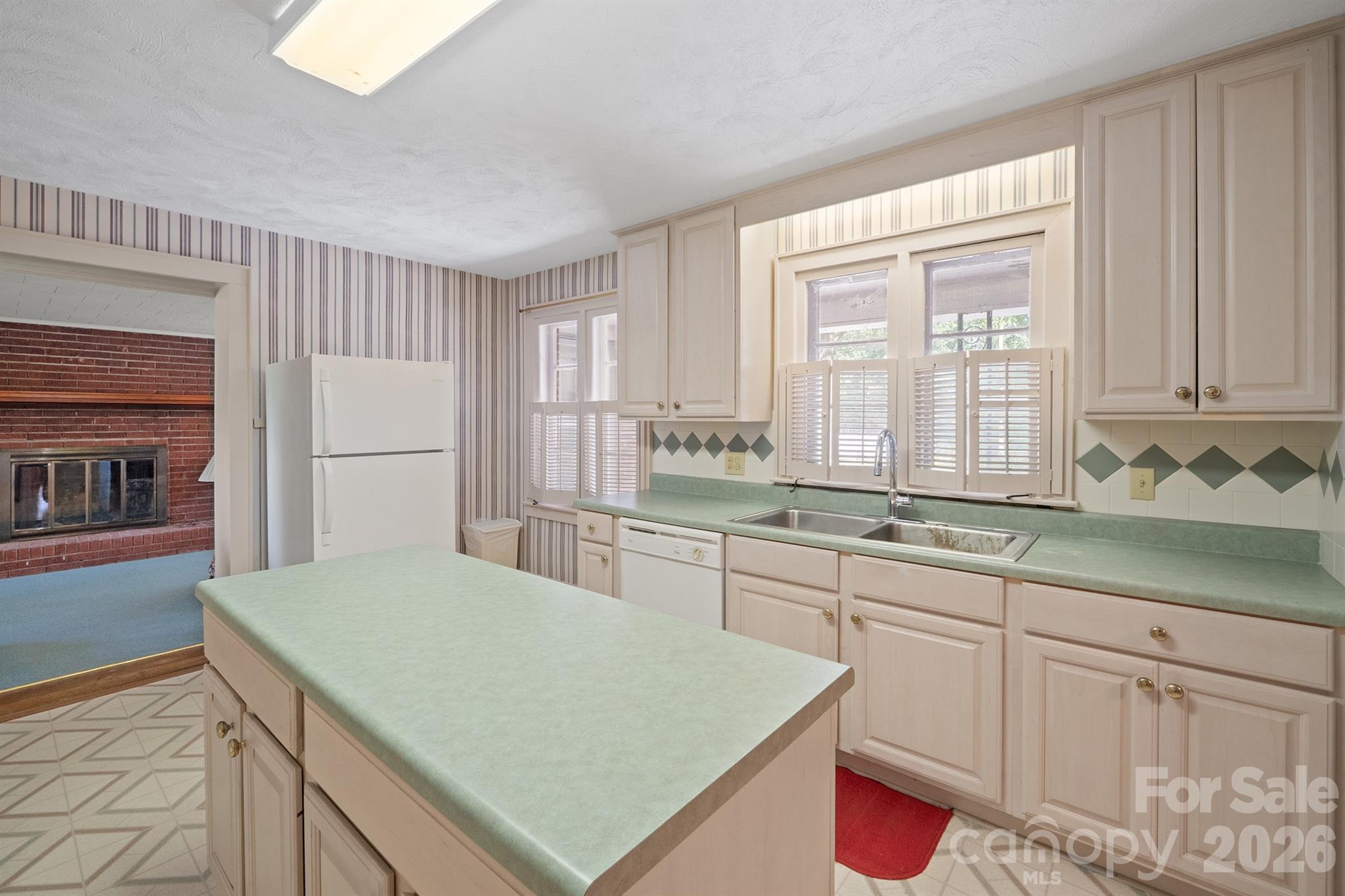 Single Family Residence at 17 E Murray Street, Maiden, photo 10 of 33