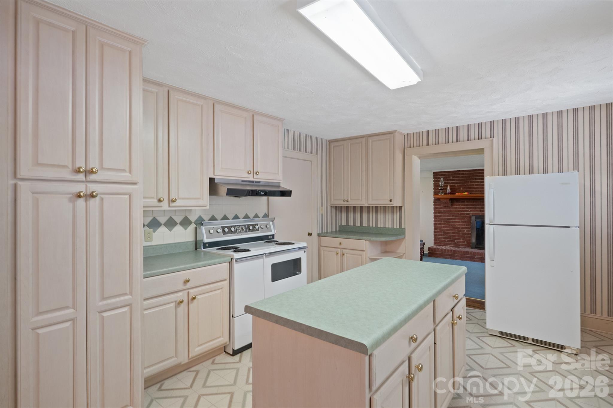 Single Family Residence at 17 E Murray Street, Maiden, photo 11 of 33