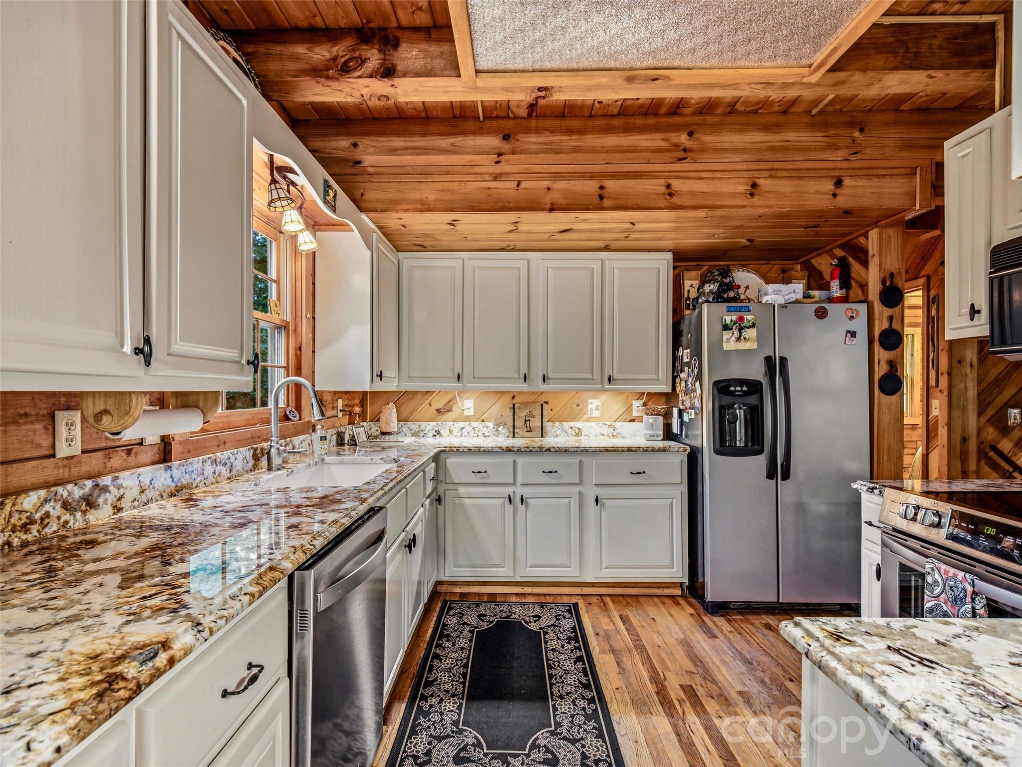 Beautifully updated kitchen - 696 Top Of The Mountain Road, Hendersonville