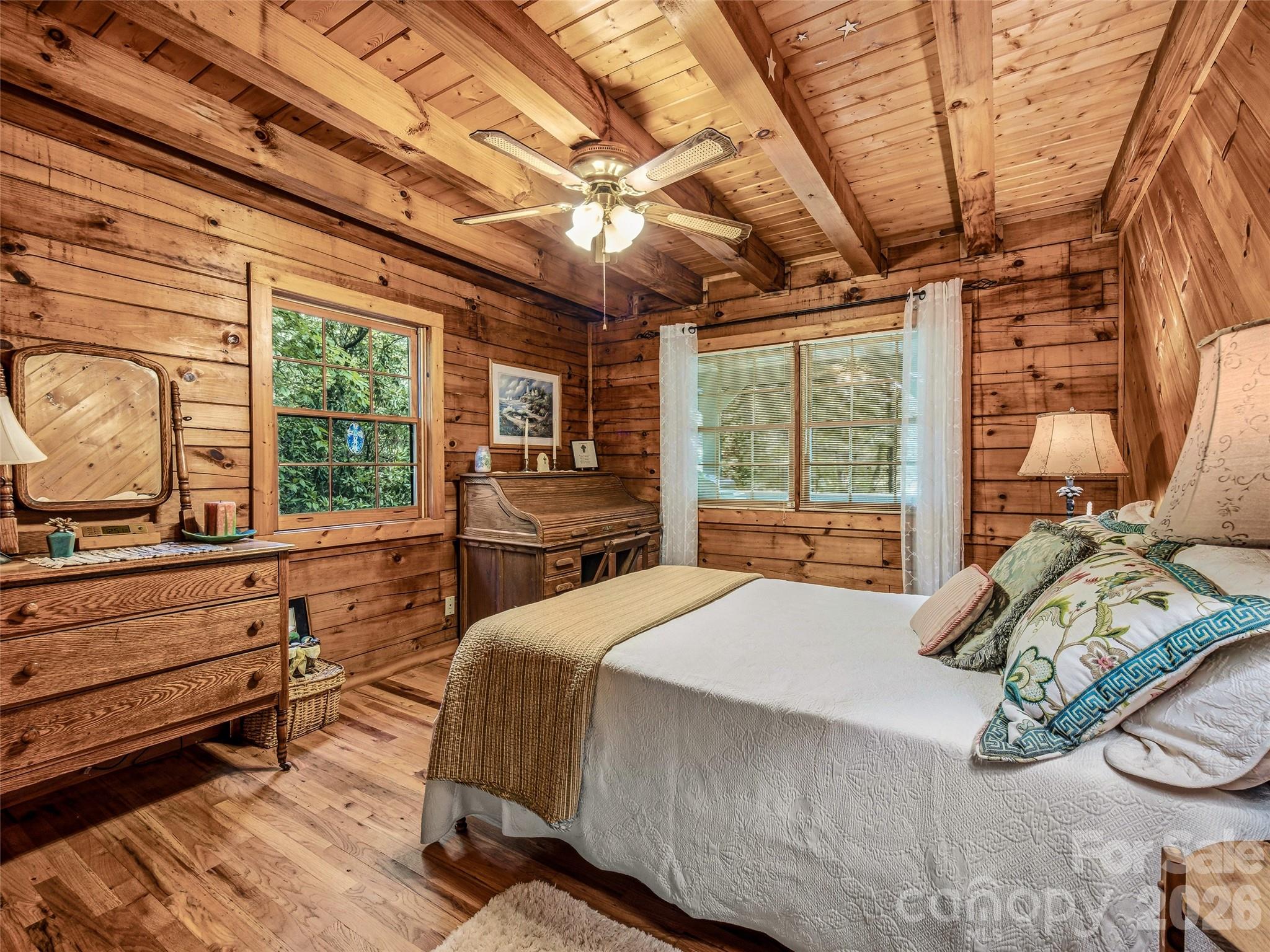 Second level bedroom - 696 Top Of The Mountain Road, Hendersonville