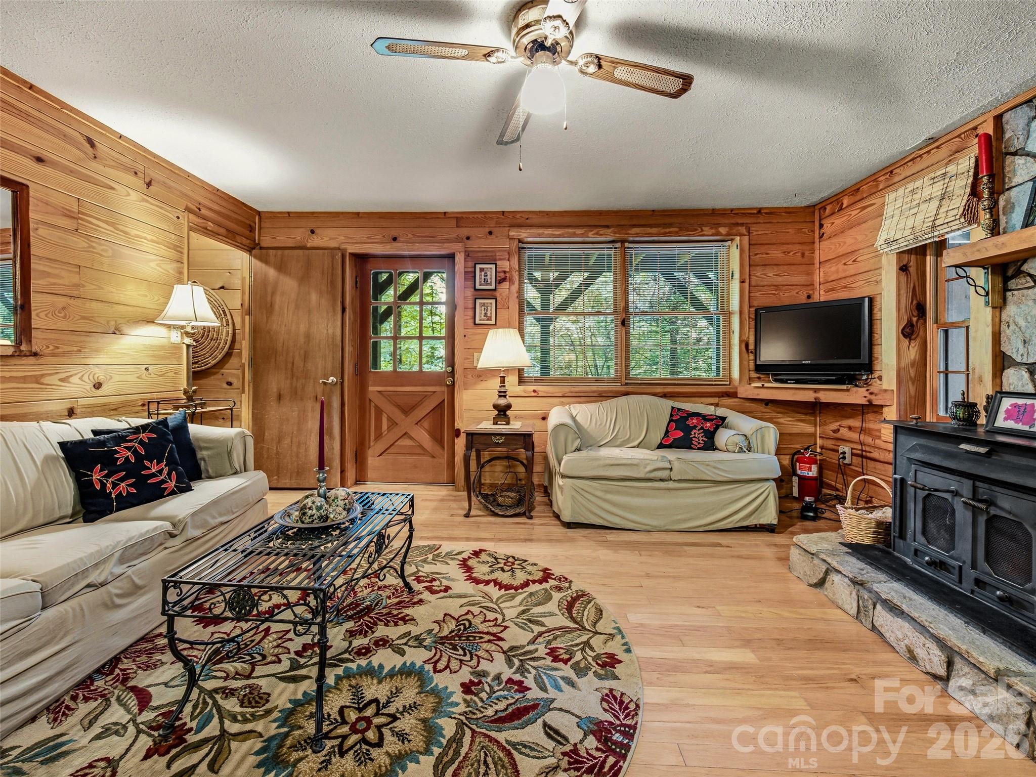 Ground level apartment - 696 Top Of The Mountain Road, Hendersonville