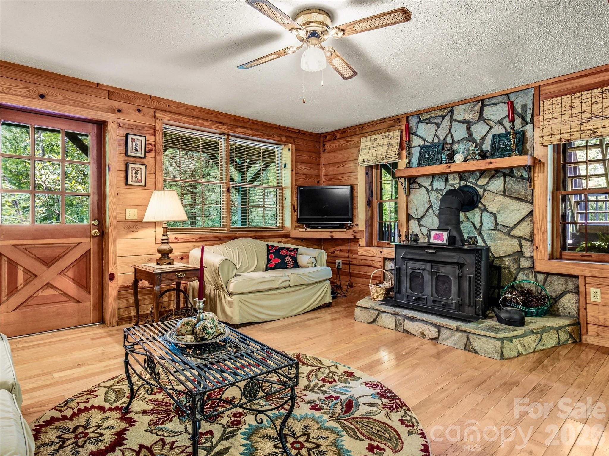 Ground level apartment - 696 Top Of The Mountain Road, Hendersonville