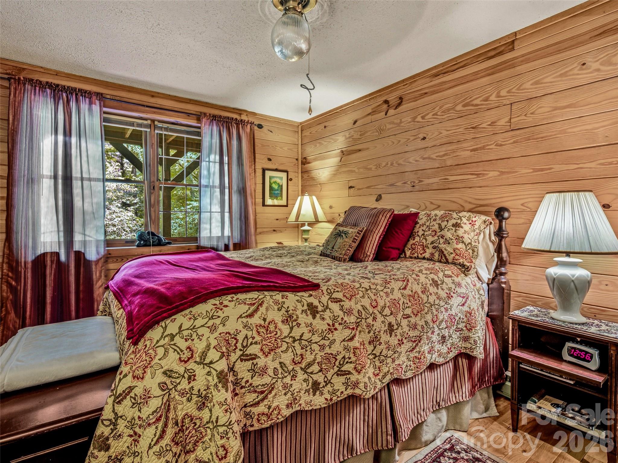 Ground level bedroom - 696 Top Of The Mountain Road, Hendersonville