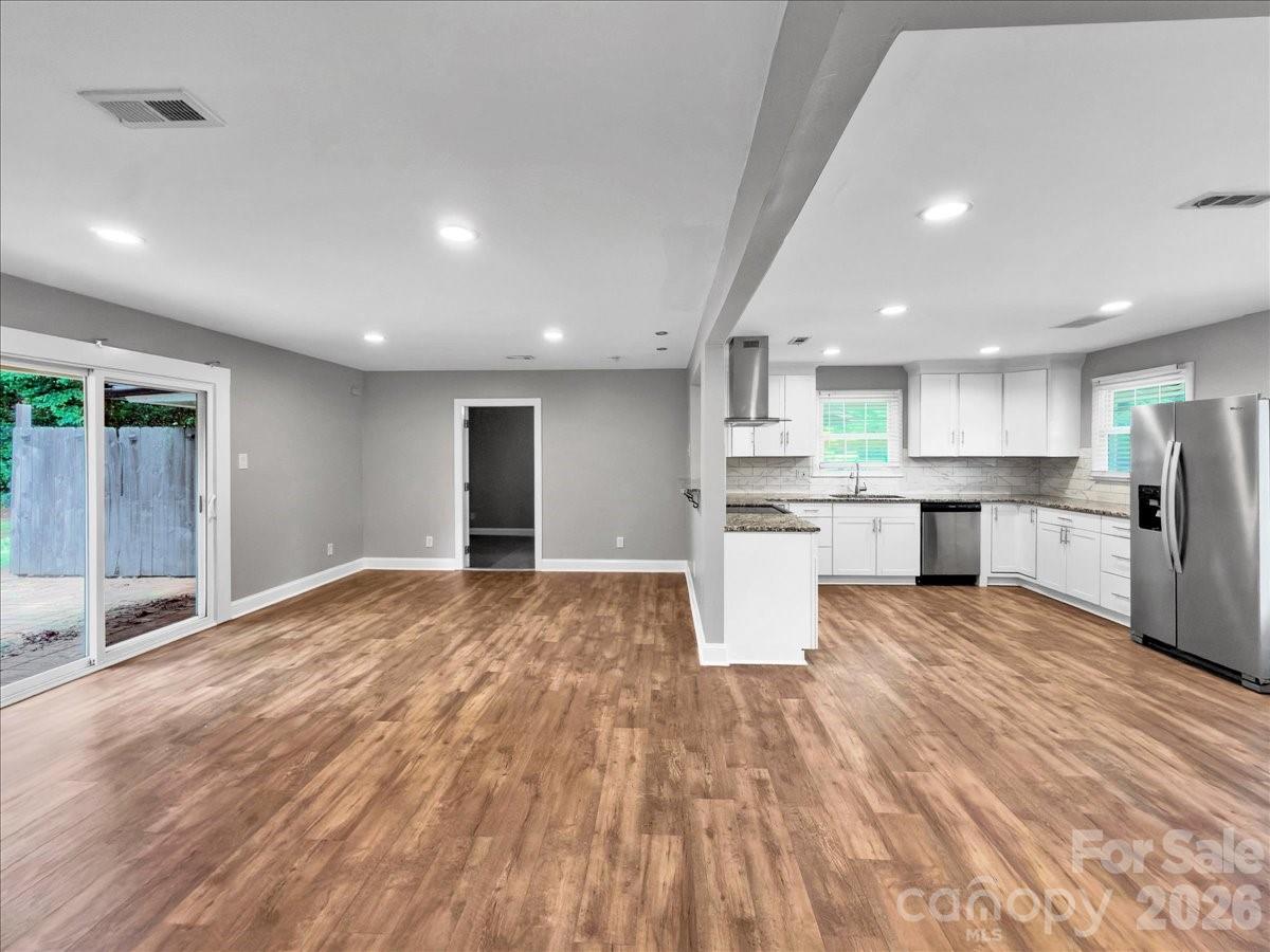 Single Family Residence at 1926 Tyvola Road, Charlotte, photo 8 of 23