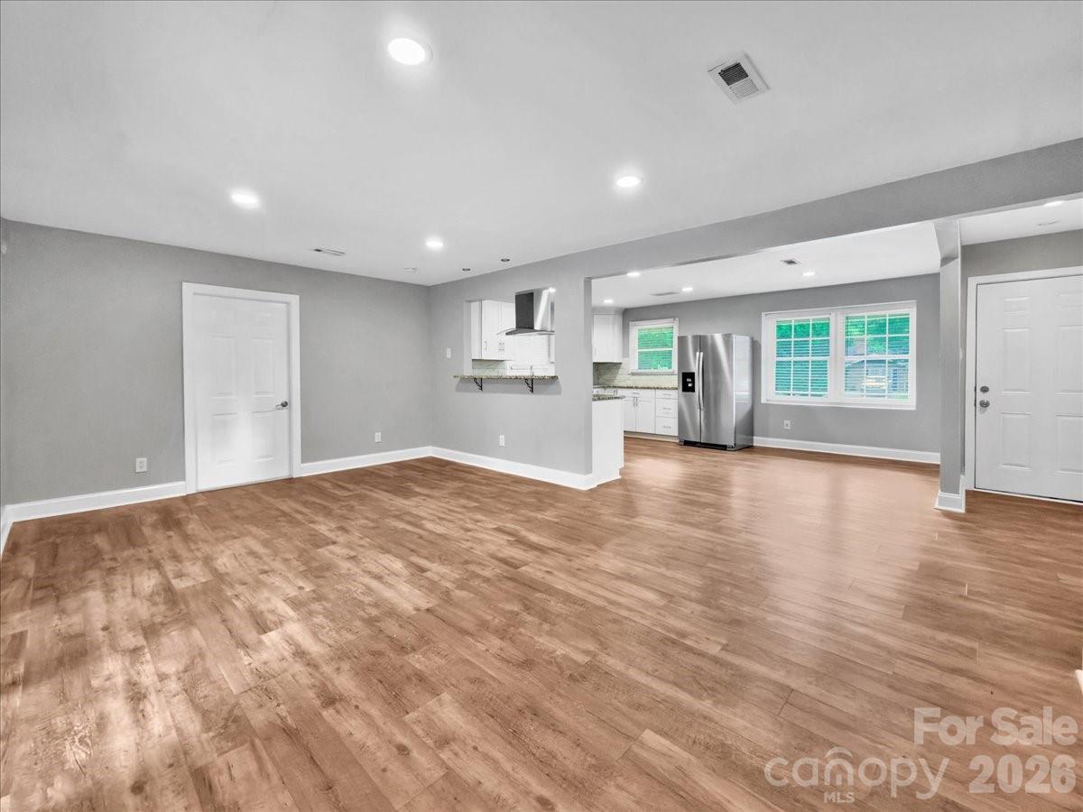 Single Family Residence at 1926 Tyvola Road, Charlotte, photo 3 of 23