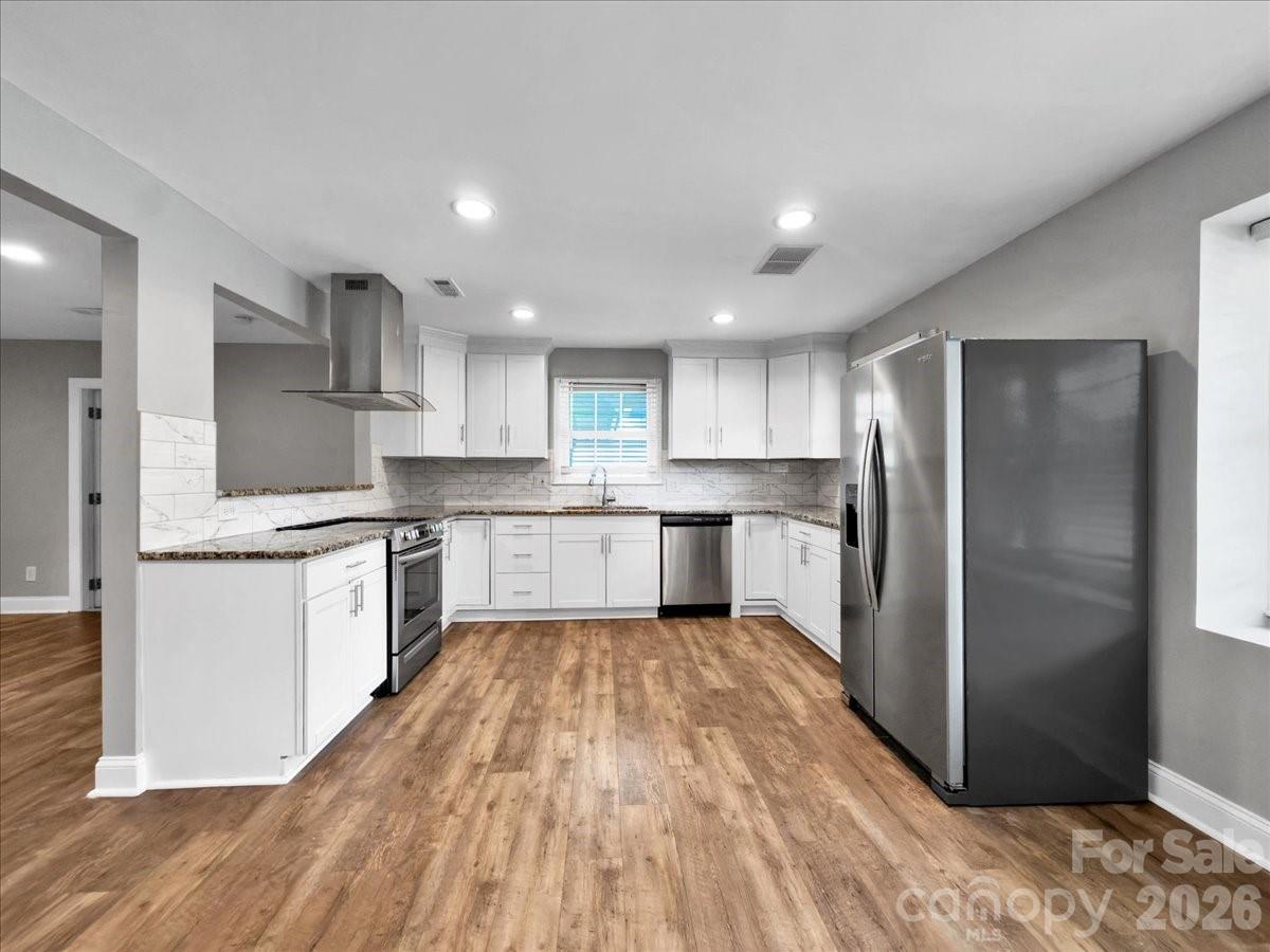 Single Family Residence at 1926 Tyvola Road, Charlotte, photo 4 of 23