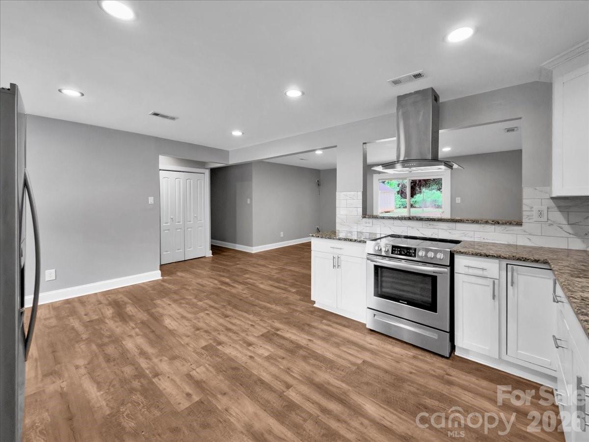 Single Family Residence at 1926 Tyvola Road, Charlotte, photo 5 of 23