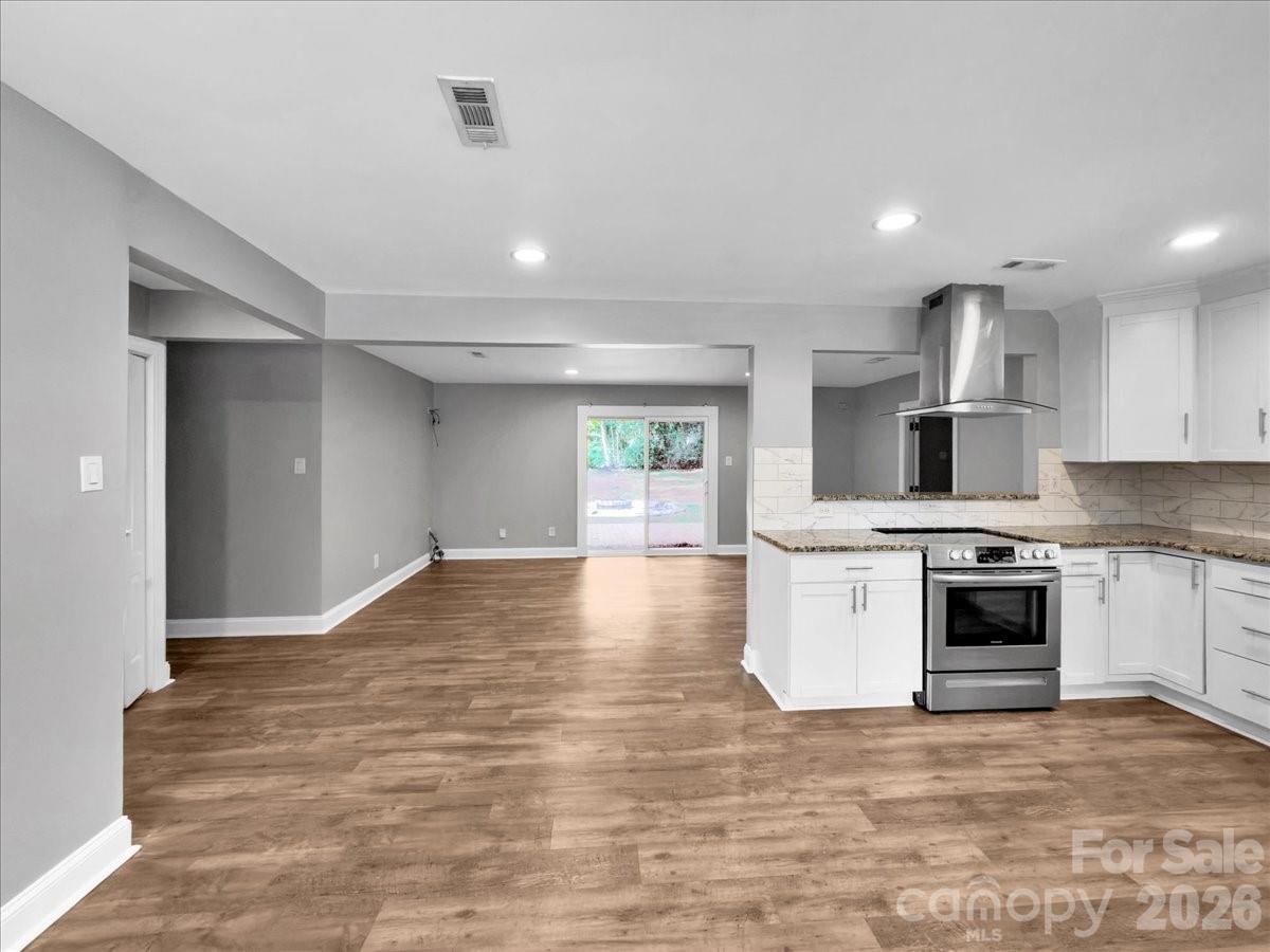 Single Family Residence at 1926 Tyvola Road, Charlotte, photo 9 of 23