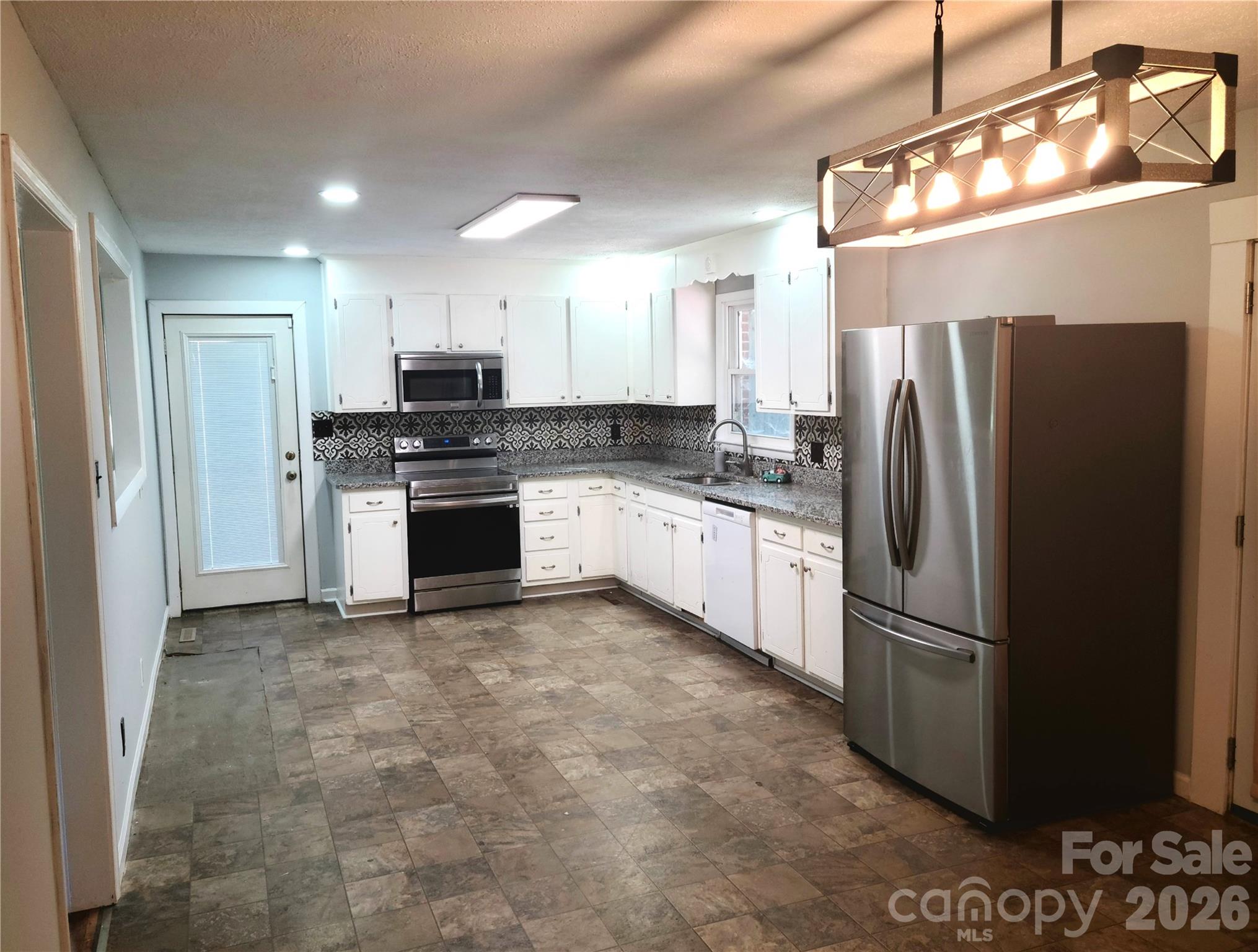 Single Family Residence at 2230 Kenwood Drive, Kannapolis, photo 2 of 13