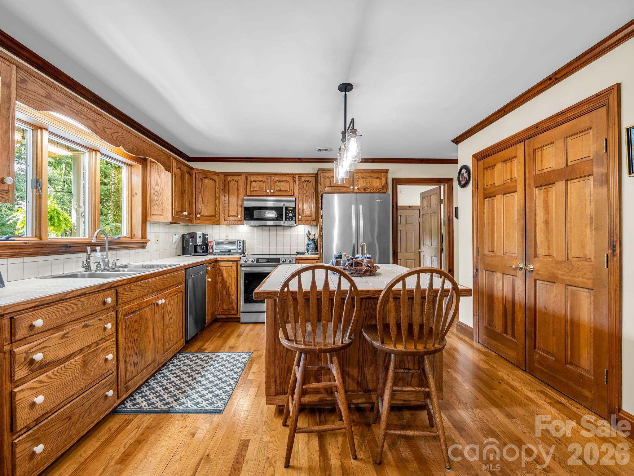 Lots of countertop space - 15 Ravenwood Drive, Fletcher