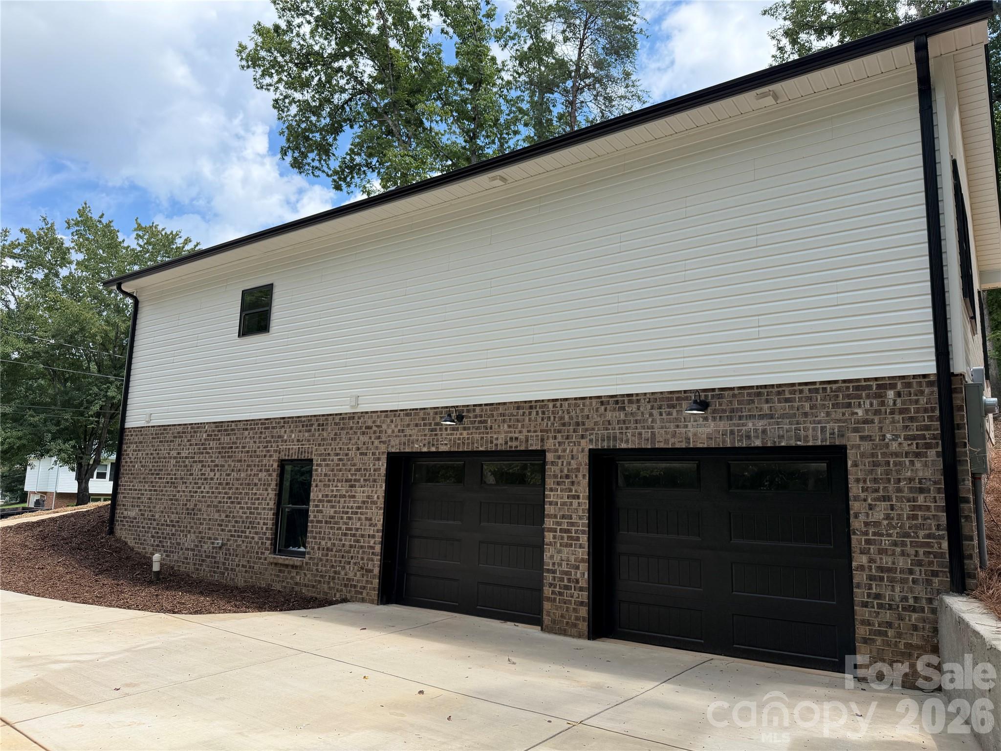 Huge double garage in the basement - 1135 Pinebrook Avenue SE, Valdese