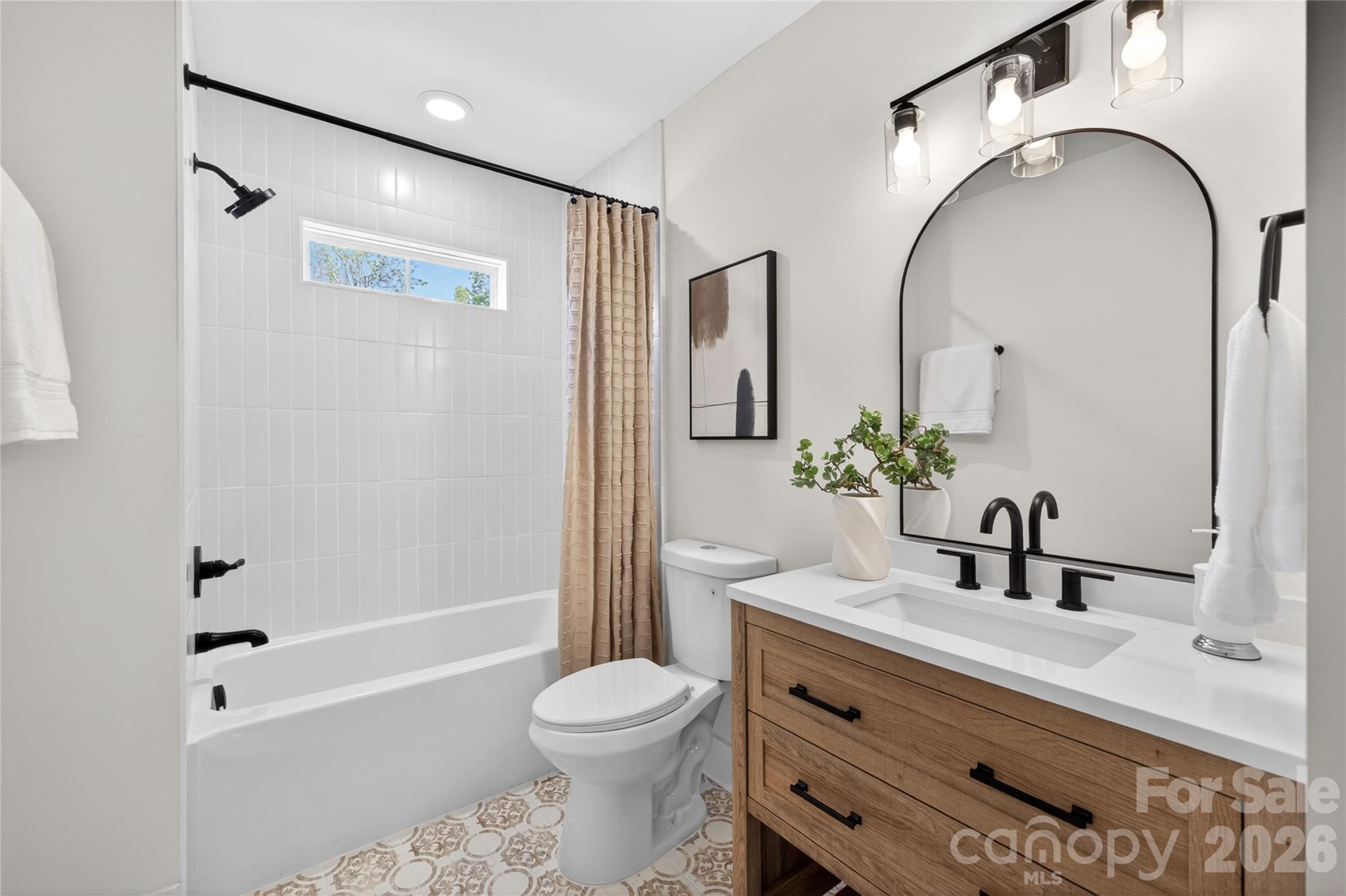Large secondary bath - 309 W Gold Street, Kings Mountain