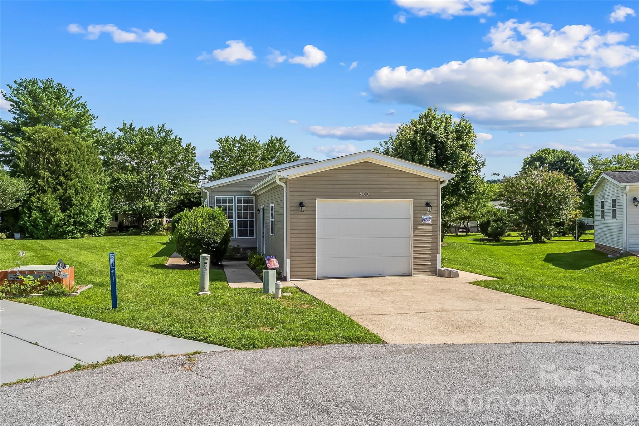 Attached garage - 208 Red Birch Court, Hendersonville