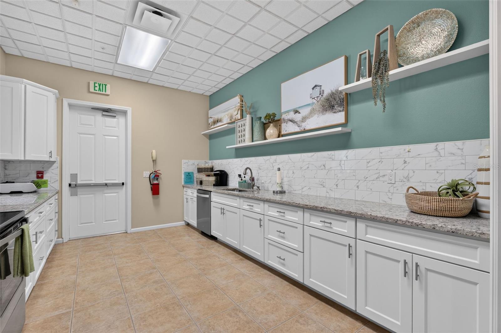 Club House Kitchen - 7492 BOTANICA PKWY #102, SARASOTA