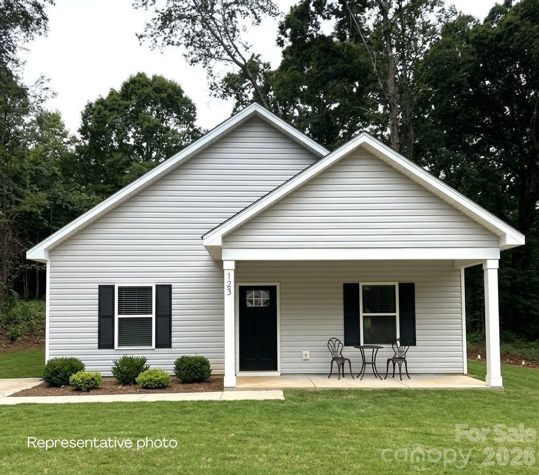 Single Family Residence at 123 Kingswood Drive, Statesville