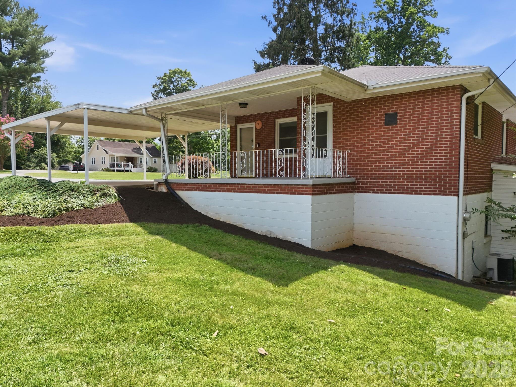 Single Family Residence at 845 Sand Hill Road, Asheville, photo 9 of 39