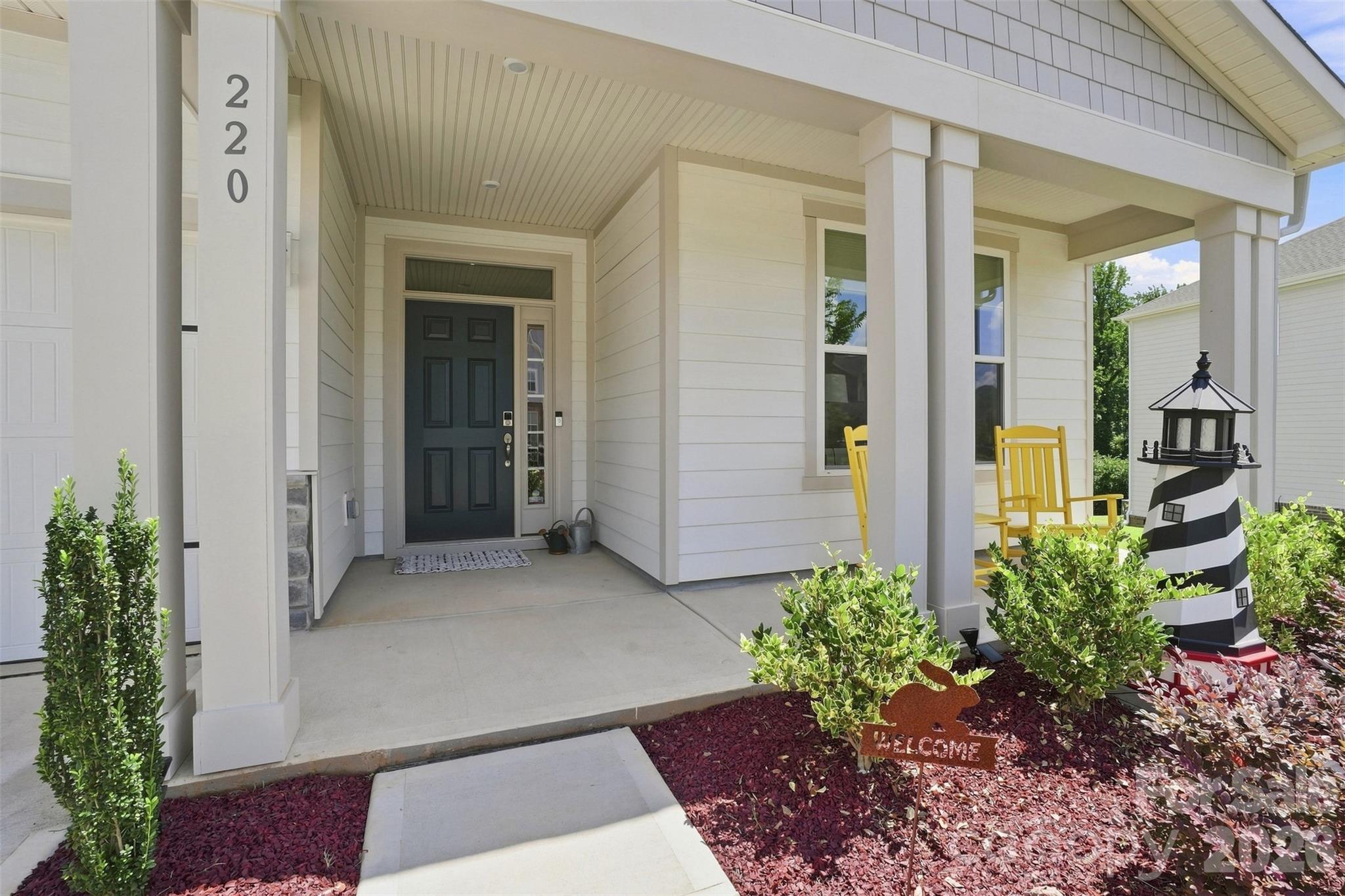 Single Family Residence at 220 E Warfield Drive, Mooresville, photo 4 of 47