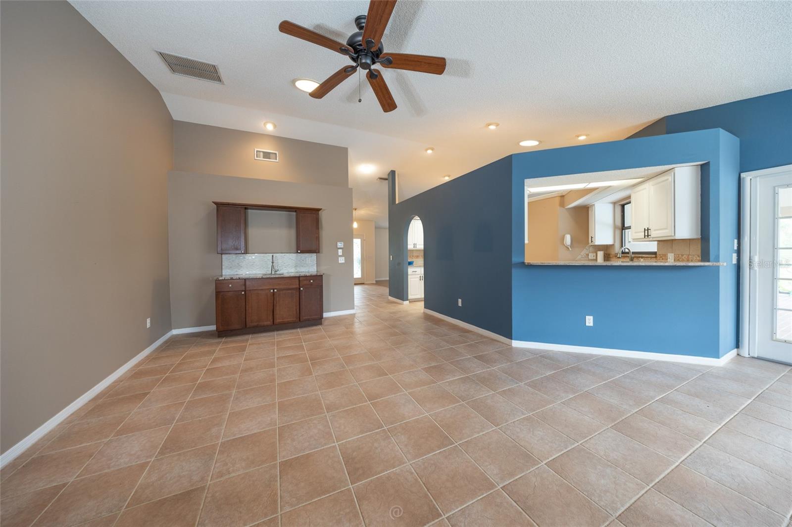 Den w built-in wet bar - vacant - 130 BAYSIDE DR, PALM COAST
