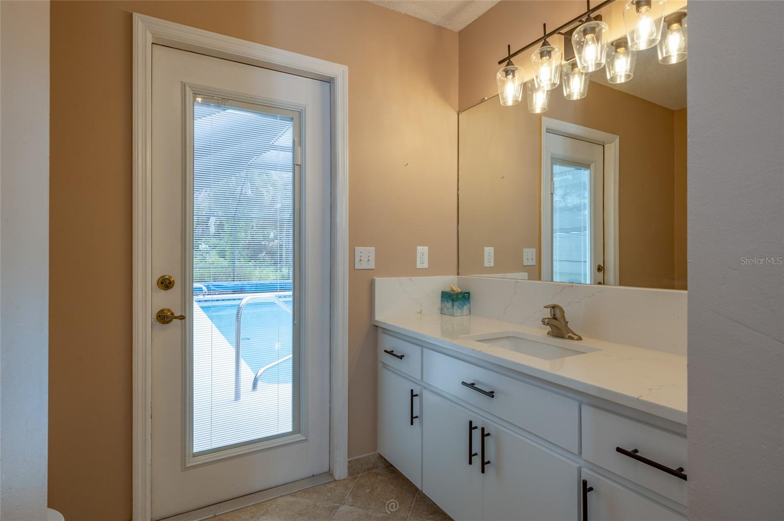 Bathroom 2 - Glass door has integrated privacy blind - 130 BAYSIDE DR, PALM COAST
