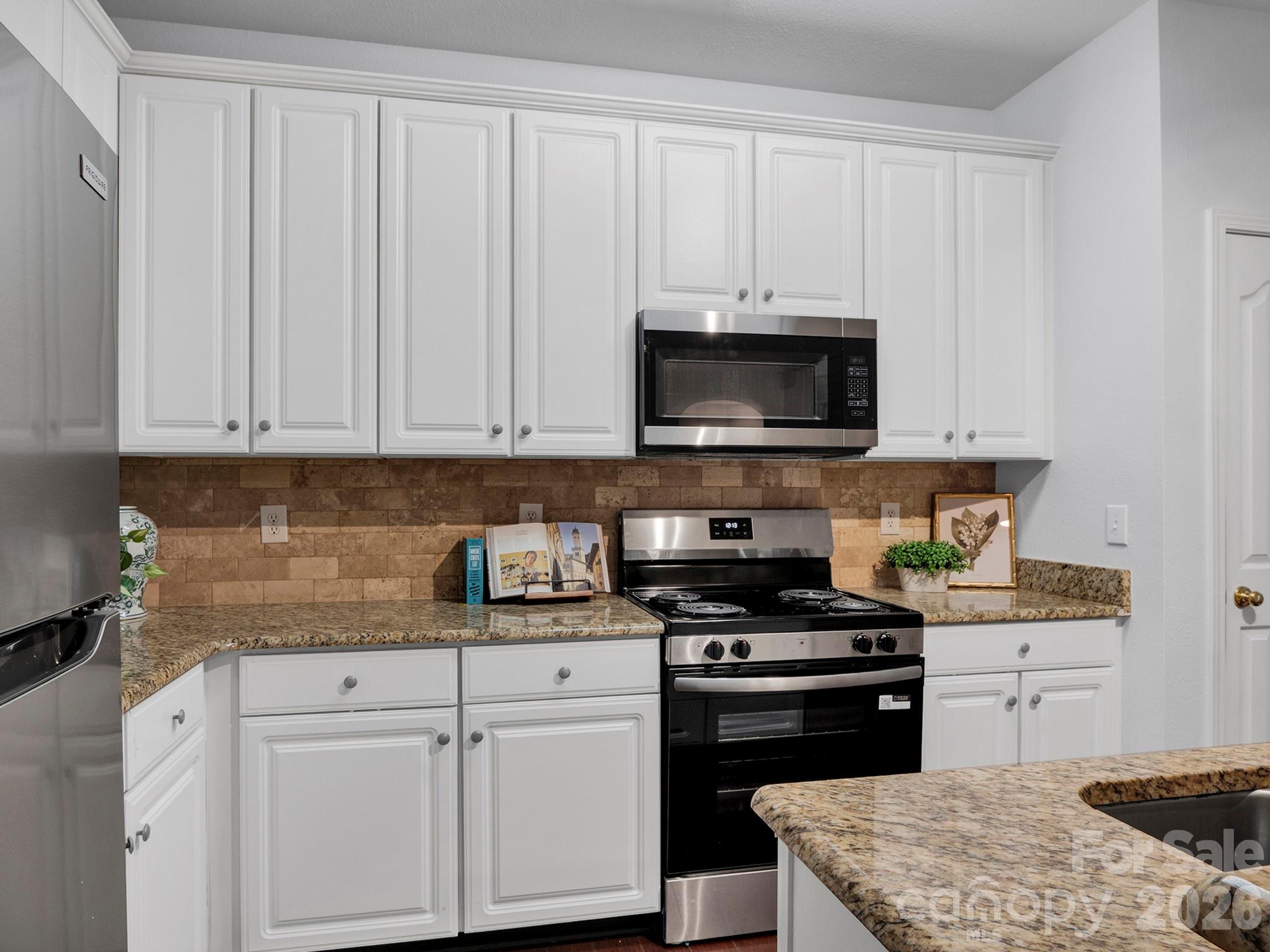 New kitchen Appliances add to Move in ready feel of home - 10747 Essex Hall Drive, Charlotte