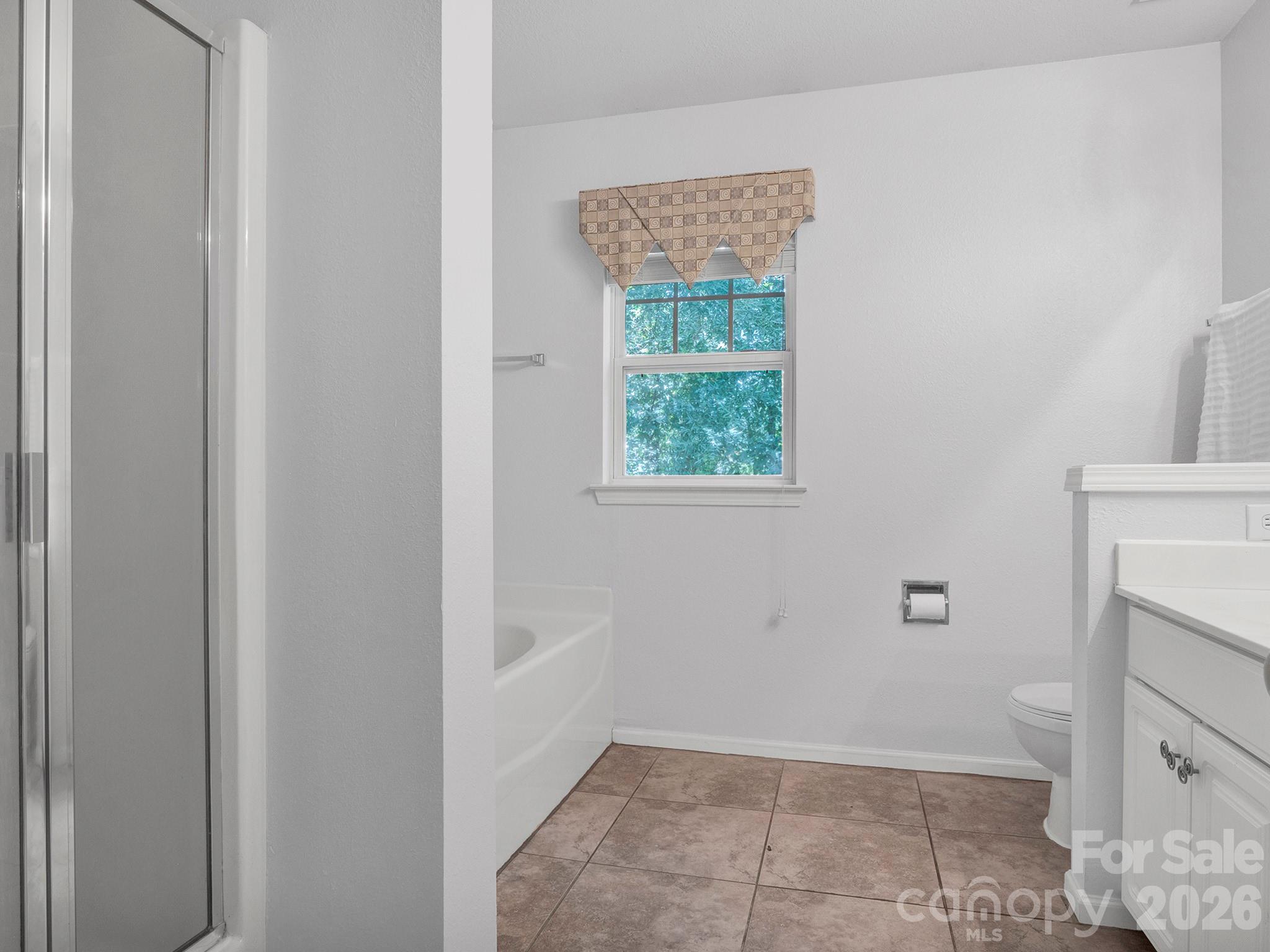Tub/shower in primary bathroom - 10747 Essex Hall Drive, Charlotte