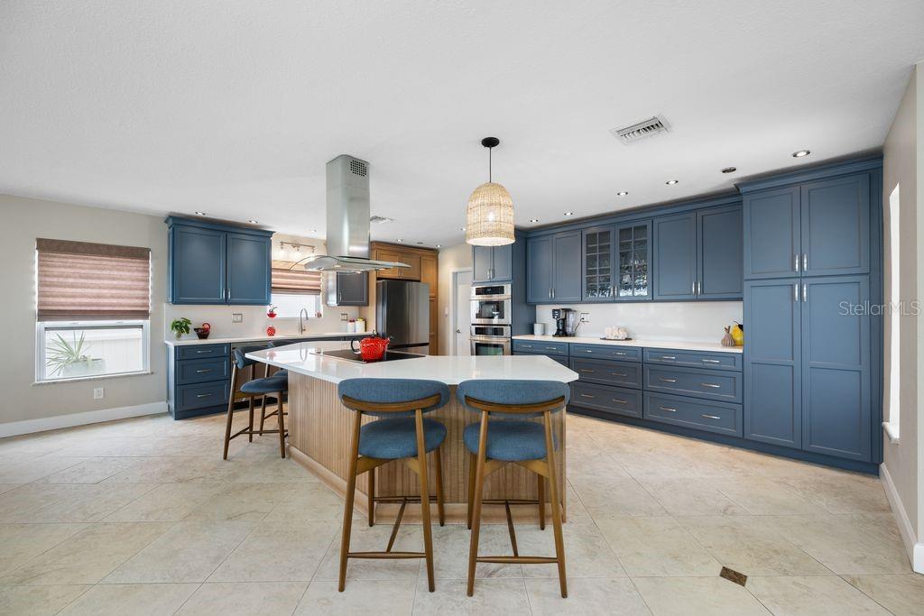 Entertaining is easy - Center island seats 6 - 530 79TH ST S, ST PETERSBURG