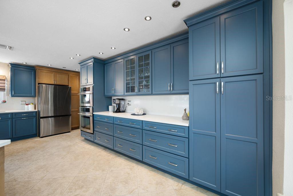 Amble cabinetry, soft close pull out drawers, wall pantry - 530 79TH ST S, ST PETERSBURG