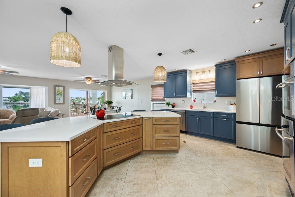 Family dinners or entertaining friends - this kitchen flows easily - 530 79TH ST S, ST PETERSBURG