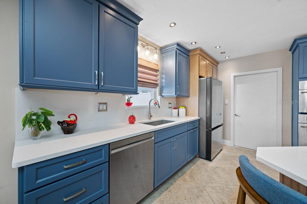 Plenty of quartz countertops - backsplash is also quartz - 530 79TH ST S, ST PETERSBURG