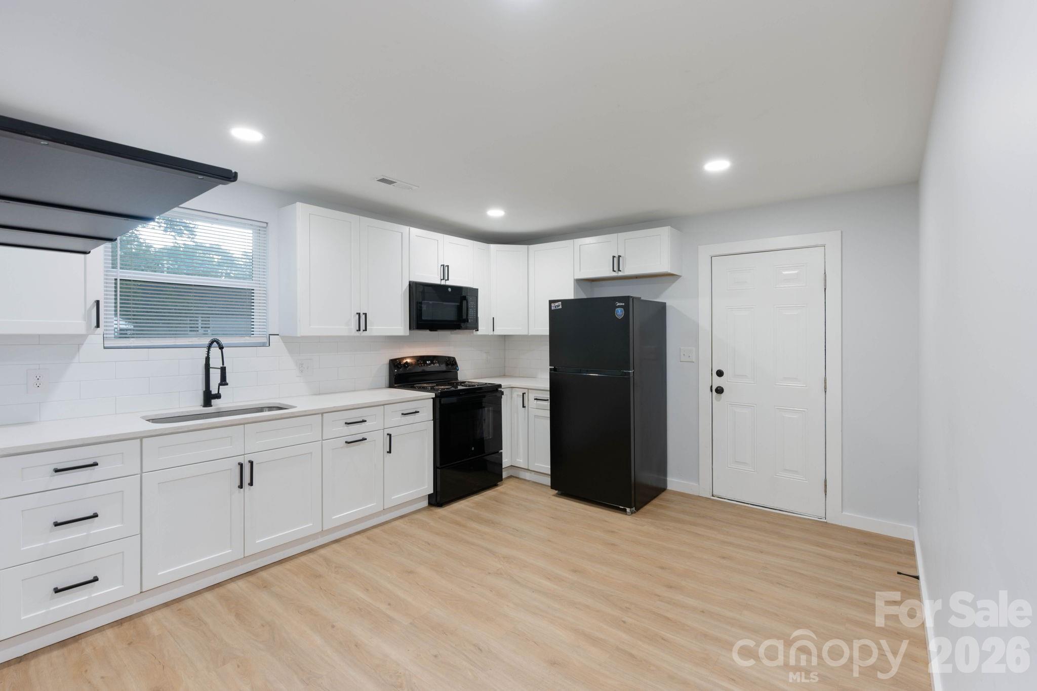 Single Family Residence at 615 E Saunders Avenue, Newton, photo 2 of 32