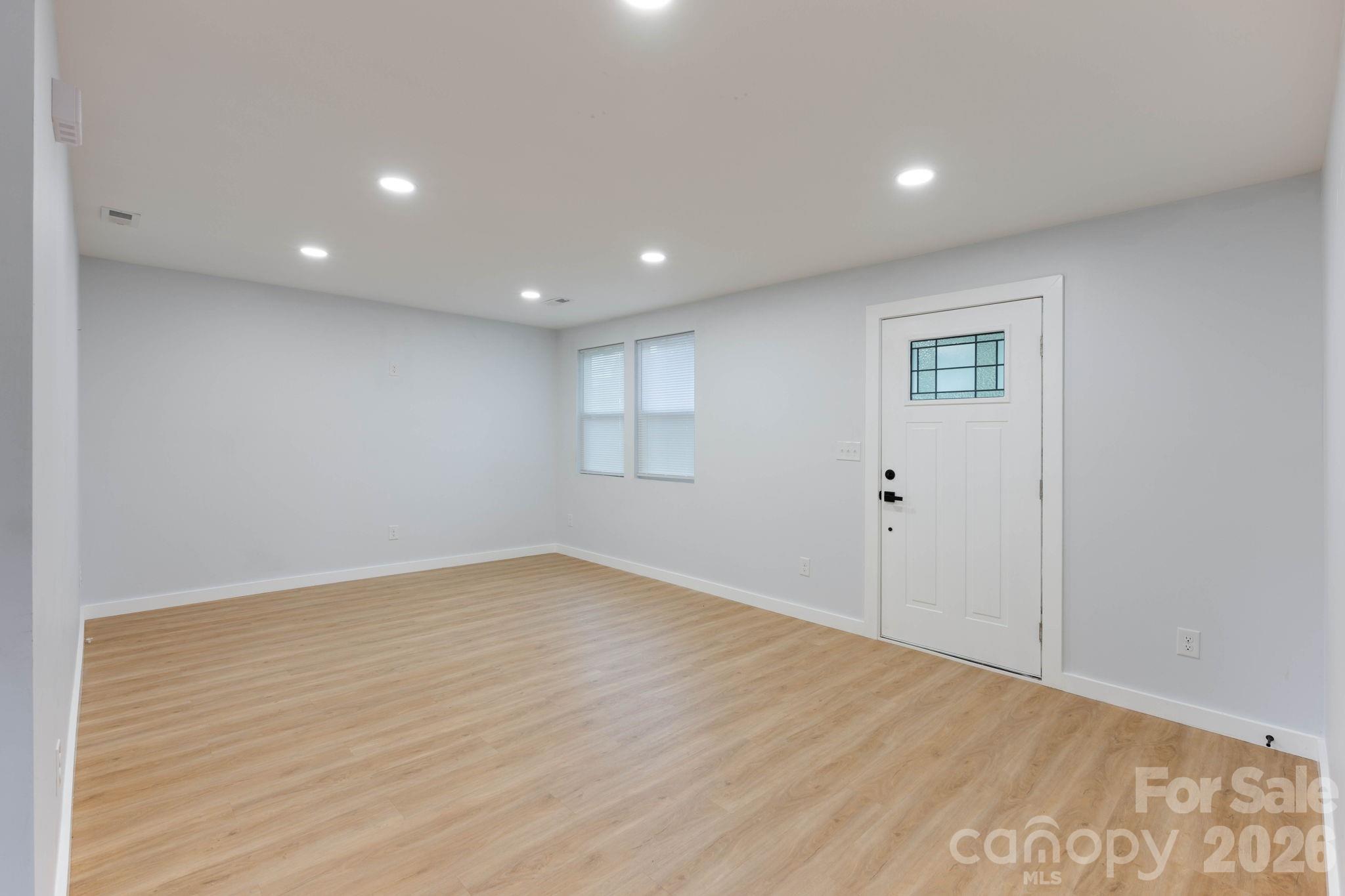 Single Family Residence at 615 E Saunders Avenue, Newton, photo 7 of 32