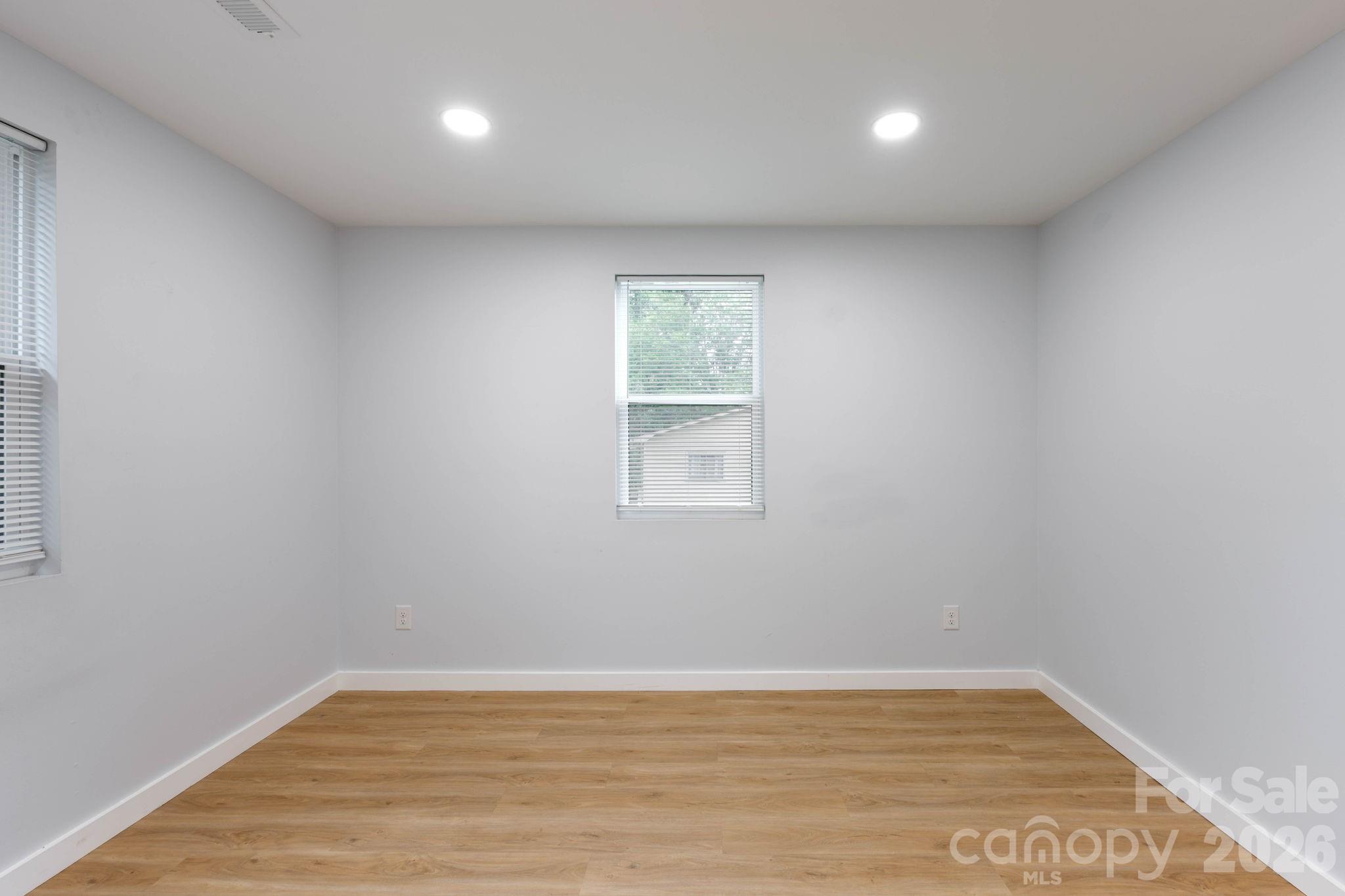 Single Family Residence at 615 E Saunders Avenue, Newton, photo 11 of 32