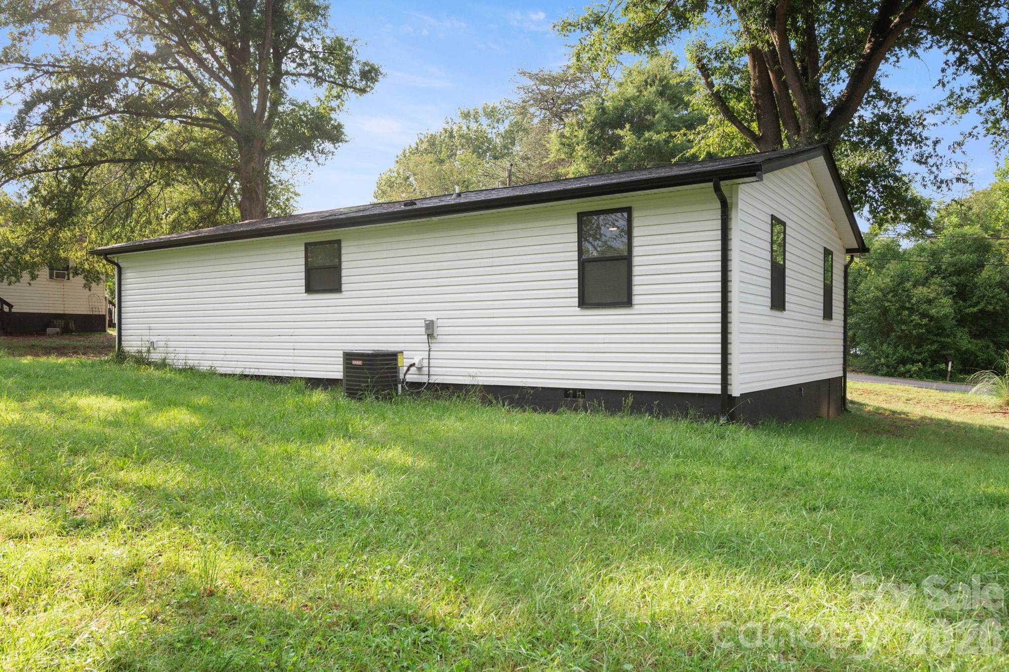 Single Family Residence at 615 E Saunders Avenue, Newton, photo 24 of 32